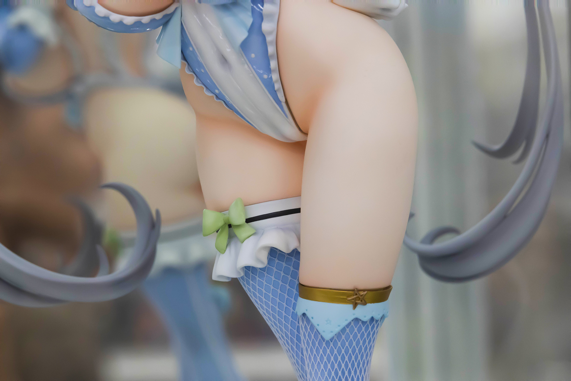 足元だけ見ると清楚なスタイルだ