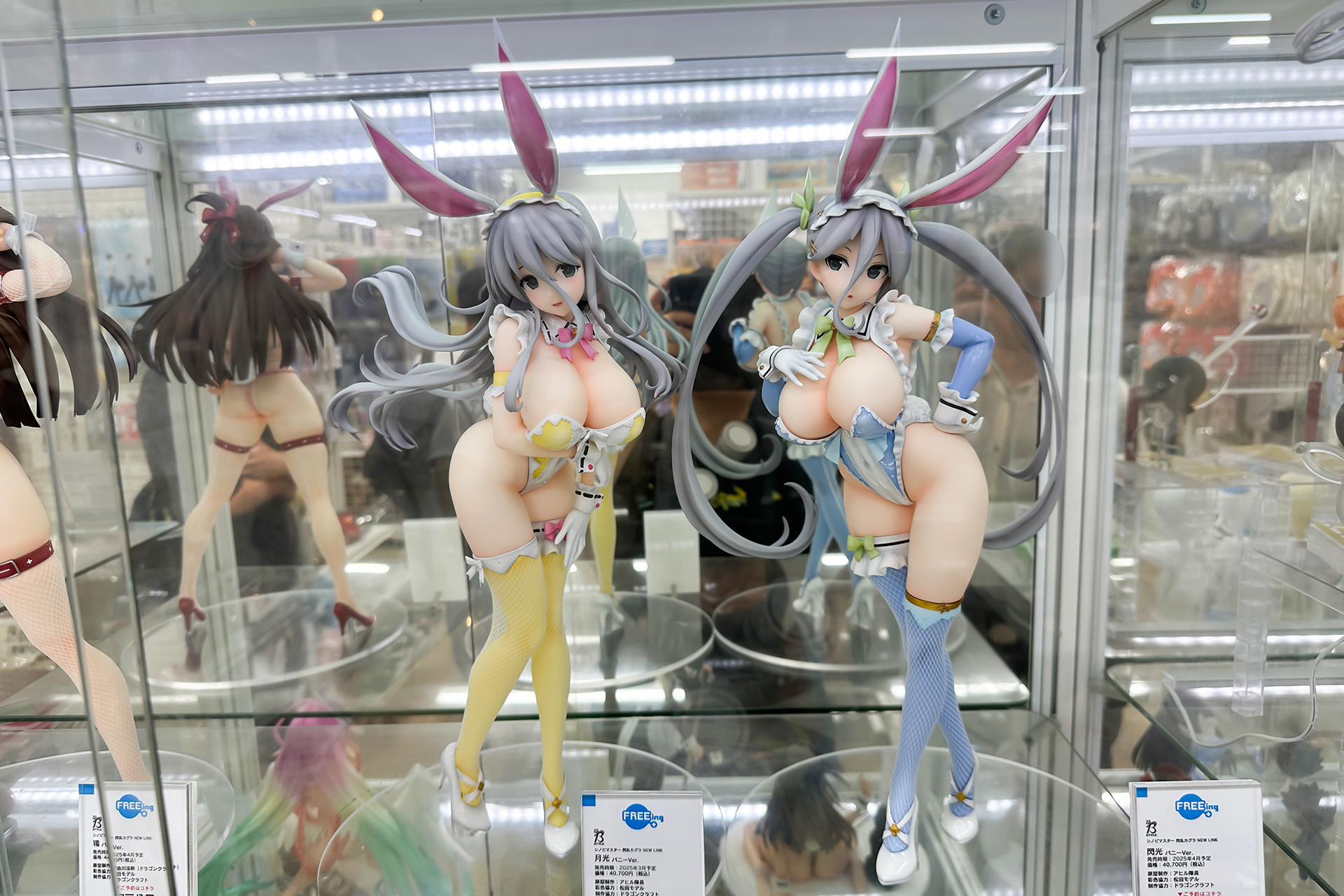 フィギュアの素材はプラスチックで、全高は月光が約420mm。閃光が約390mmだ