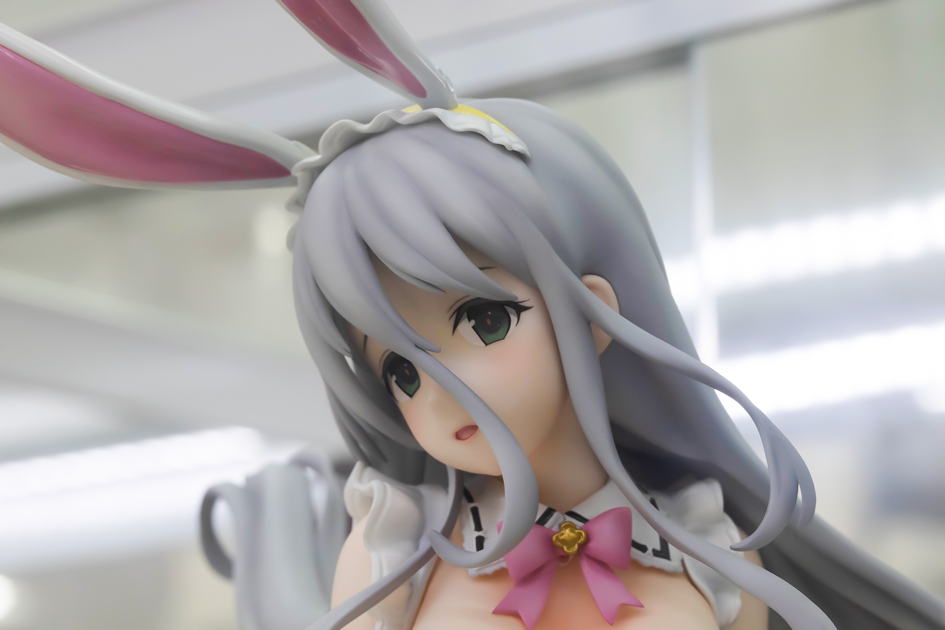 グレーの髪とピンクのうさ耳の色が合っている