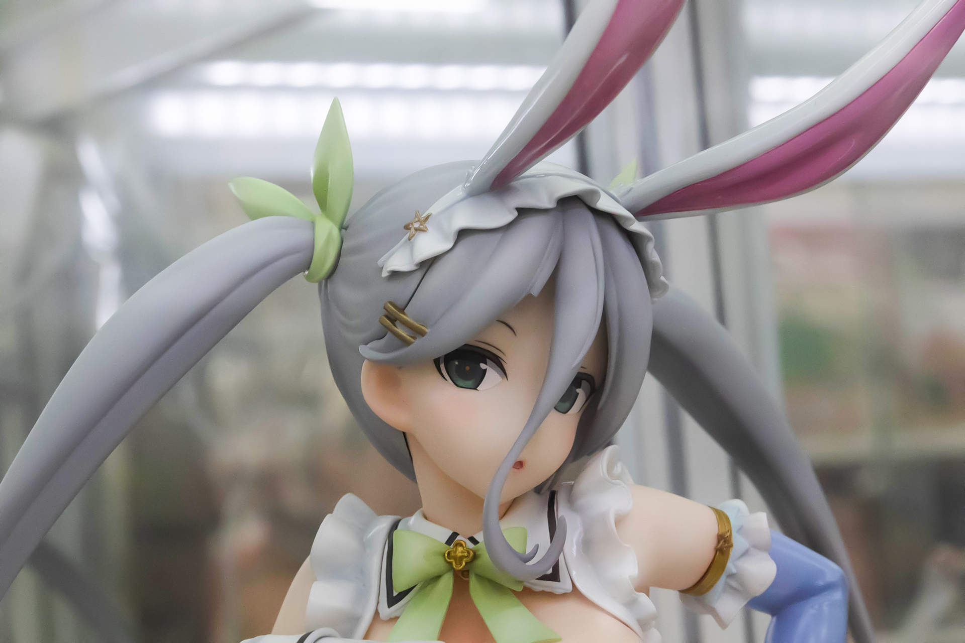 両脇に飛び出した長いツインテールの髪と、上に突き出たうさ耳が対照的で面白い