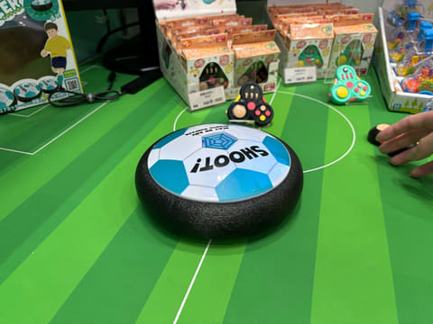 家で蹴れるサッカーおもちゃ「エアサッカー」！ エアホッケーの