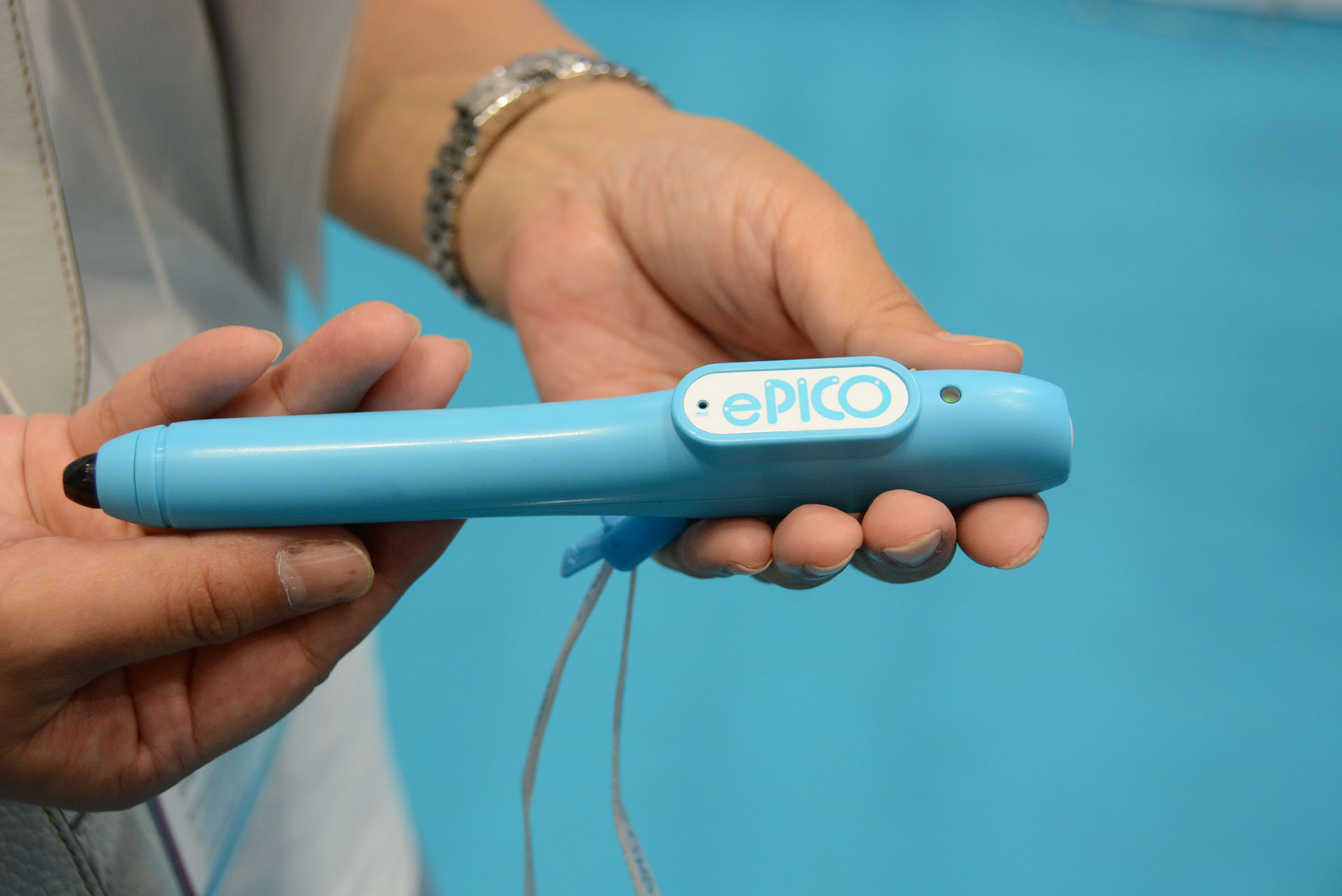 eペンには6軸ジャイロに加え、マイクなども盛り込まれている。ケースに接続すればジョイスティックにもなる