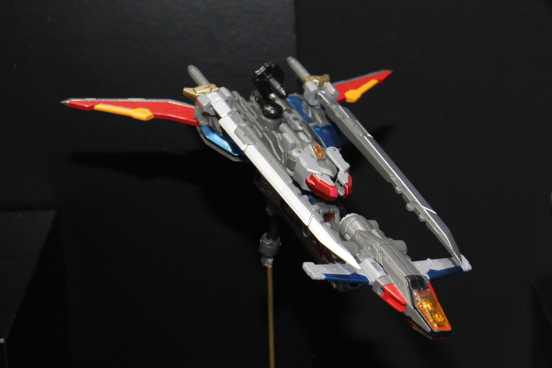 変形パターン5。小型のジェット機のような姿。下には武器があり、これらを使った変形だろうか