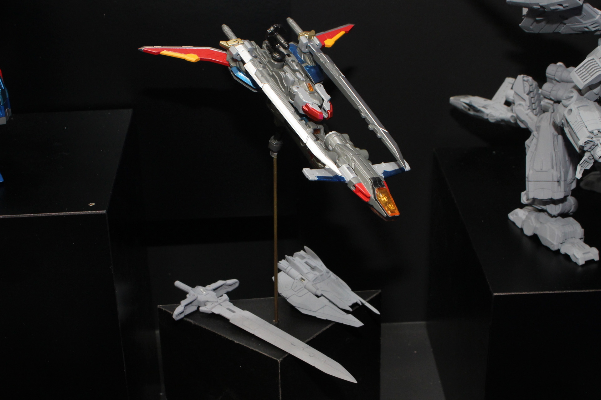 変形パターン5。小型のジェット機のような姿。下には武器があり、これらを使った変形だろうか