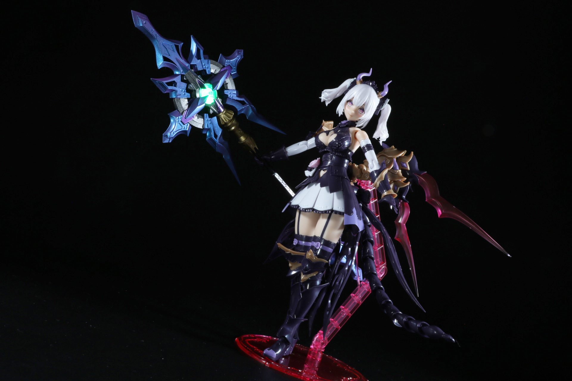 「へヴィウェポンユニット24 アルナイルロッド」を持ったポージング。中央基部のコアにミライトを仕込んで発光