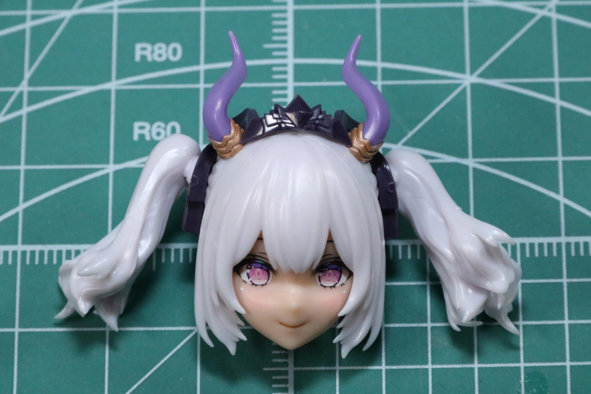 頭部パーツ。毛先まで細かく造形されている