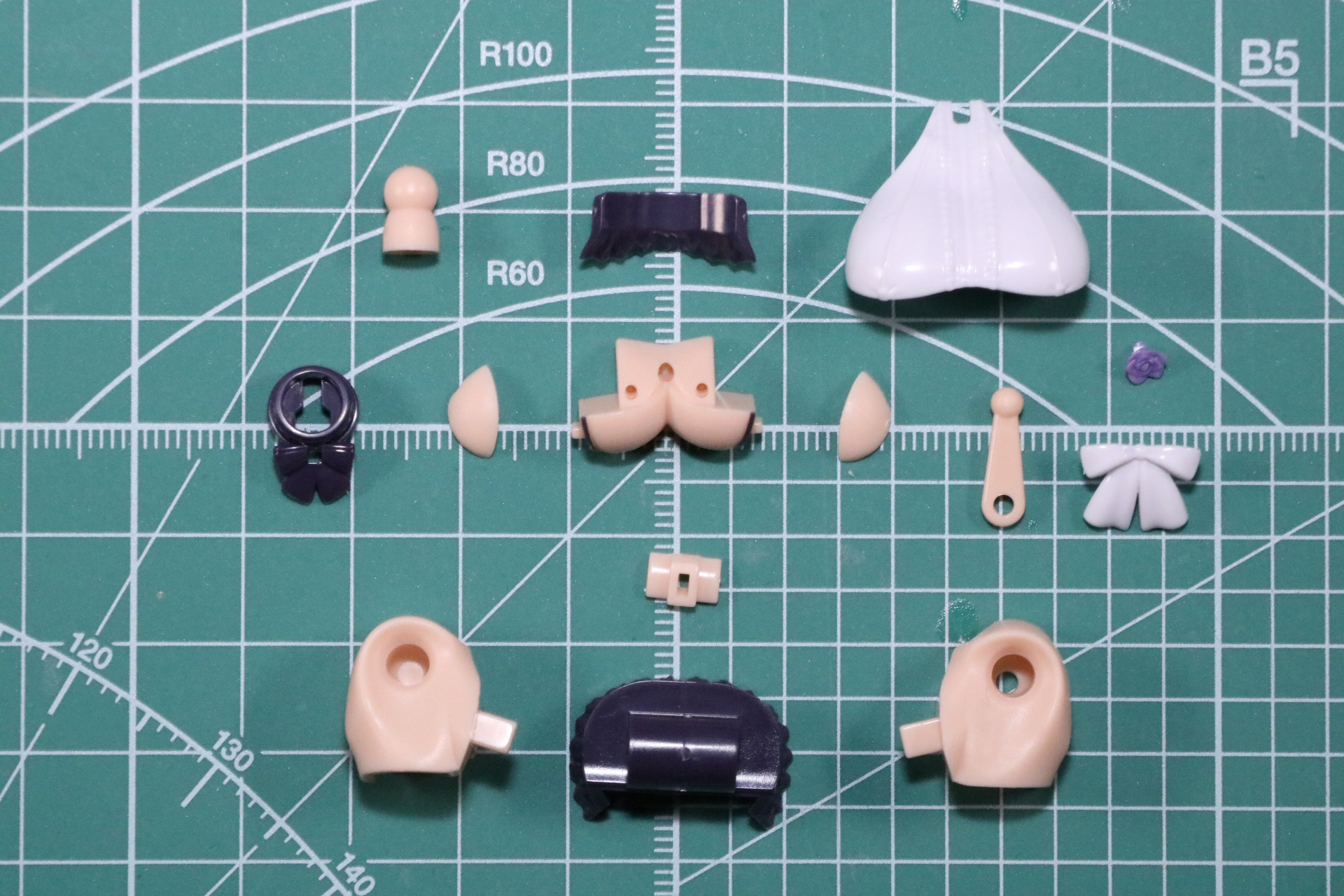 胸部パーツ。大胆な胸元のデザインも