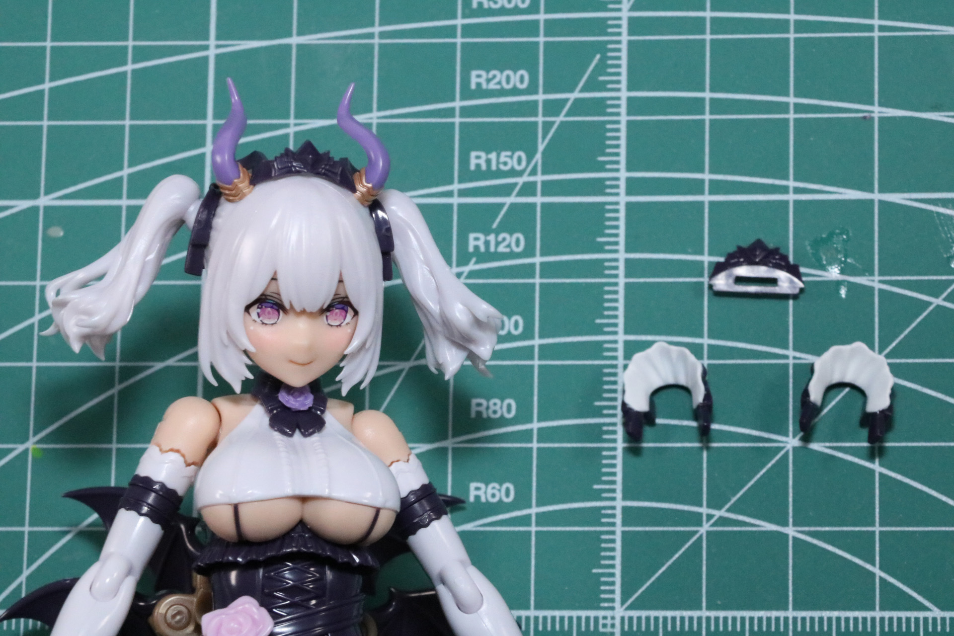 頭部は髪飾りがフリルのついたものに、リングパーツから小さいティアラに変更