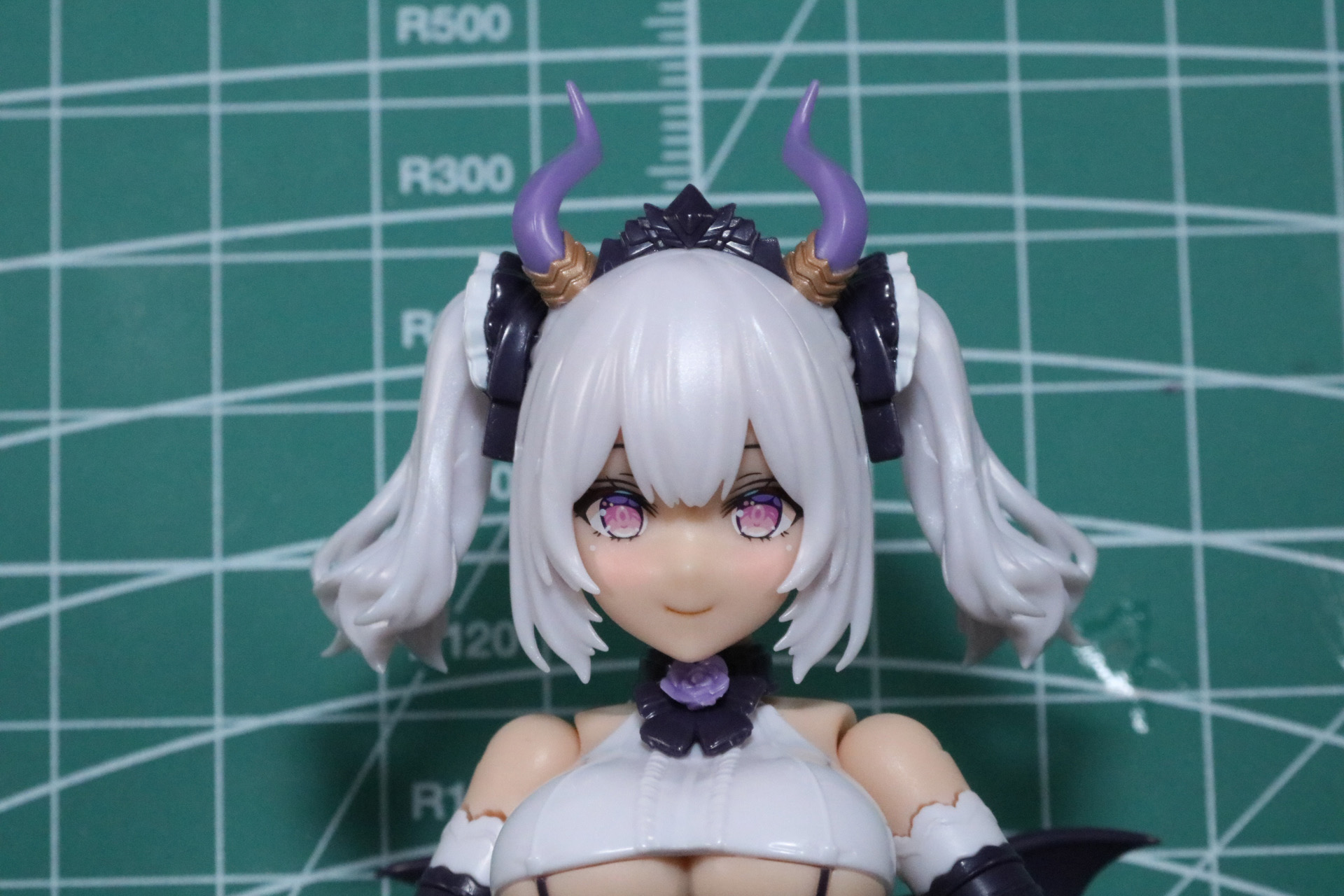 頭部は髪飾りがフリルのついたものに、リングパーツから小さいティアラに変更