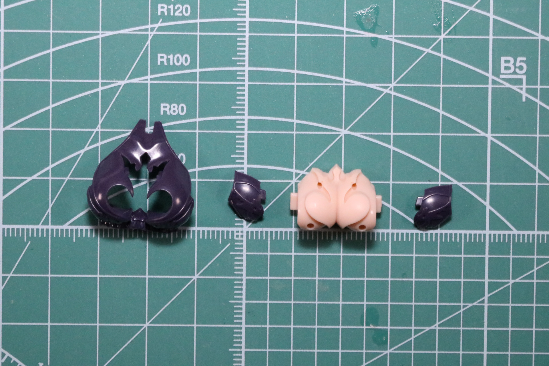 胸部パーツは胸元が開いたものに変更