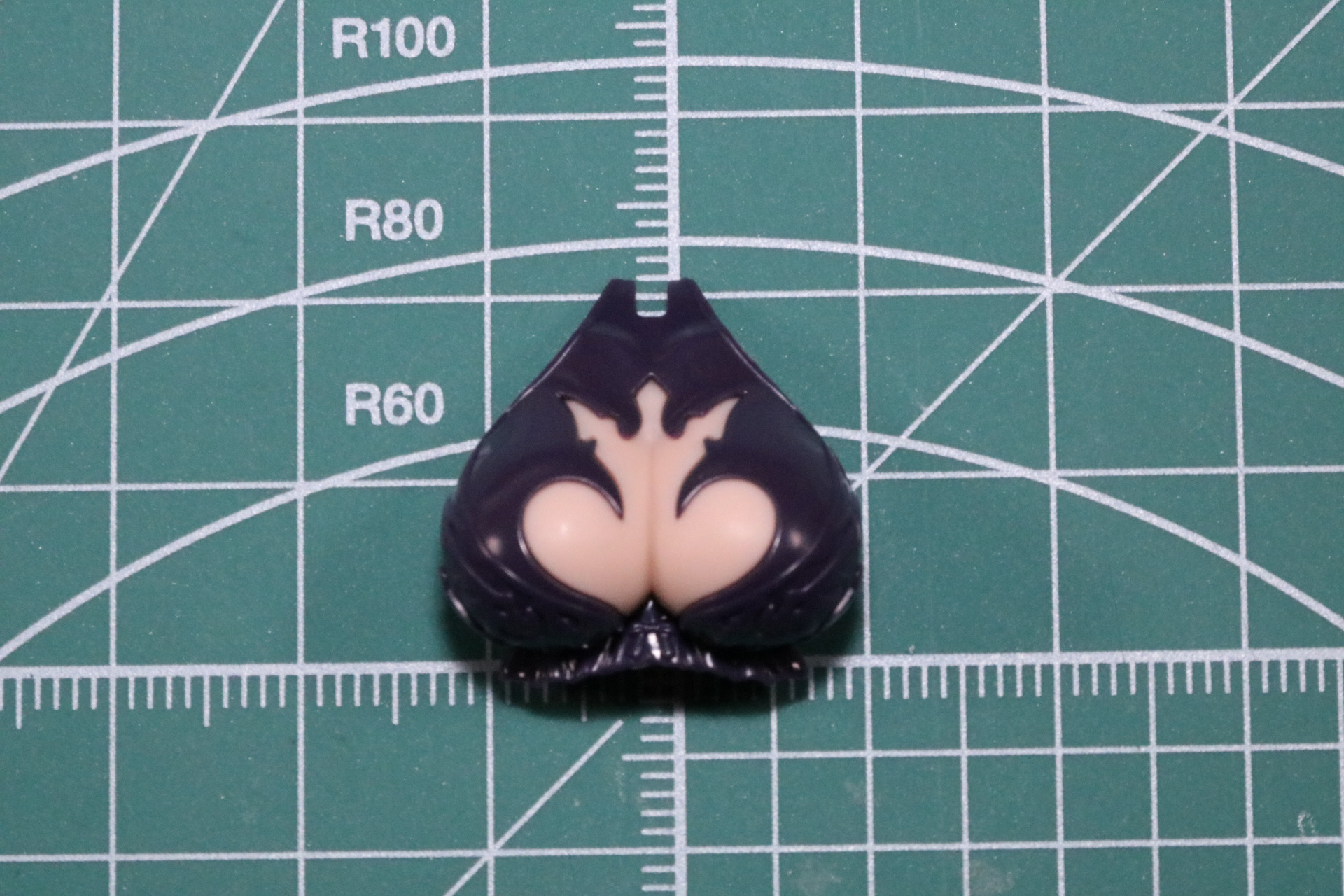 胸部パーツは胸元が開いたものに変更