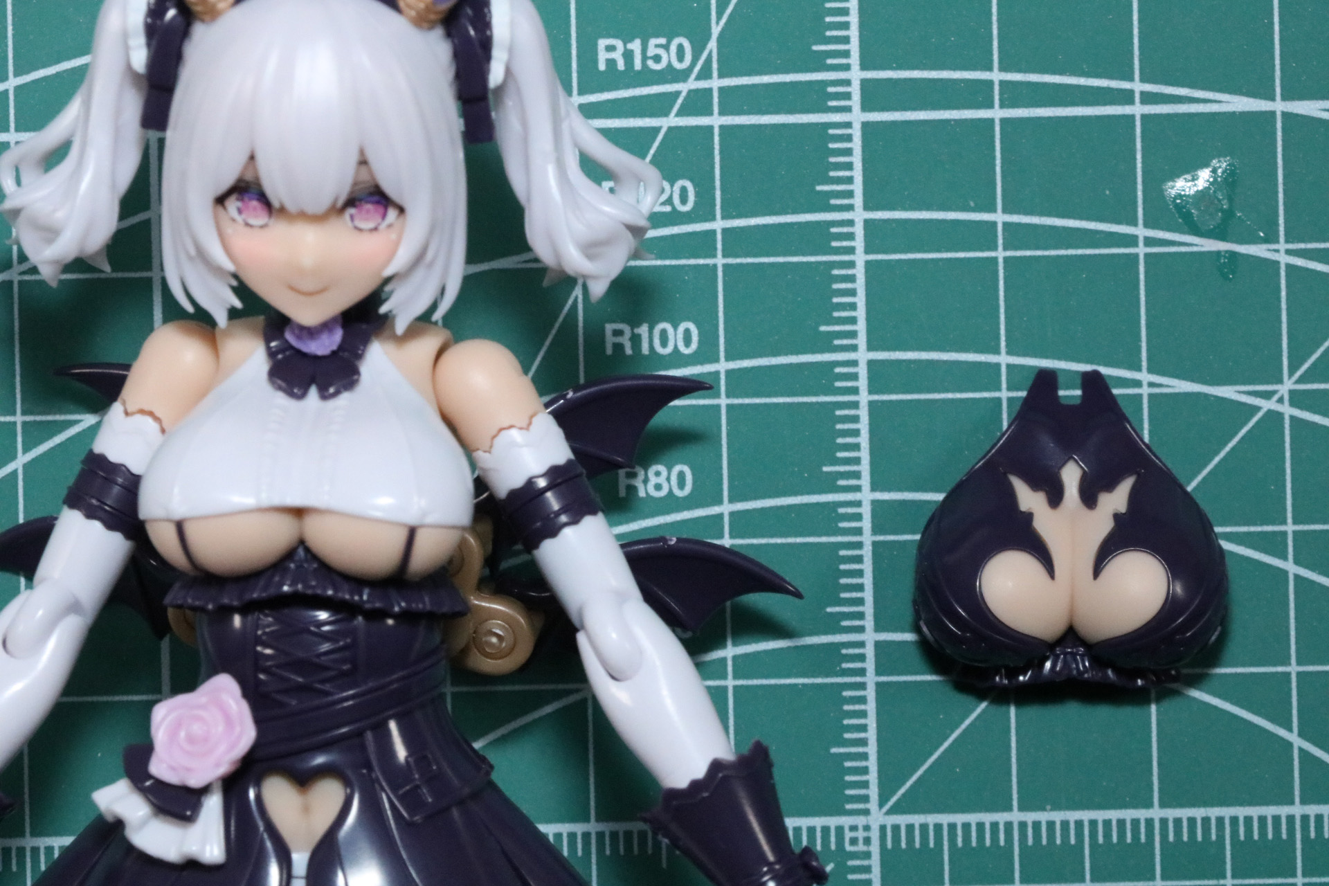 ソードはクリアピンクの剣身に丸みのある柄のパーツで構成されている。こちらは大サイズ