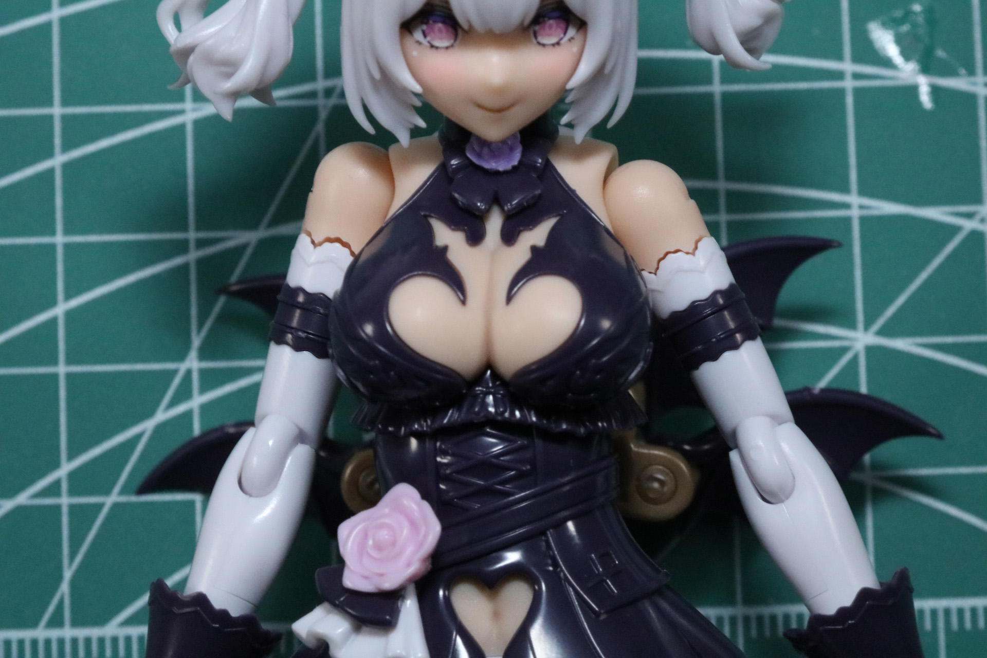 ソードはクリアピンクの剣身に丸みのある柄のパーツで構成されている。こちらは大サイズ