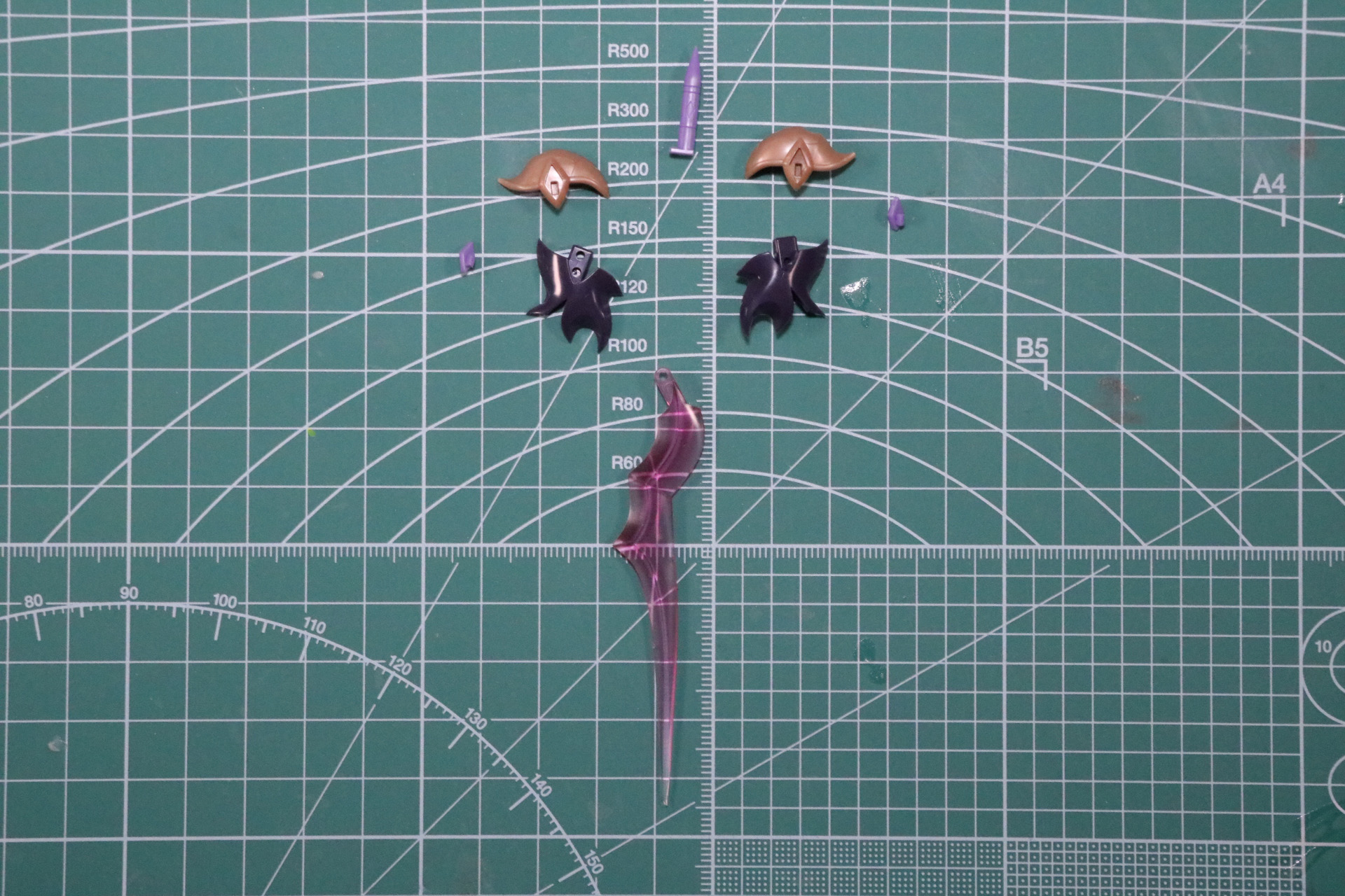 ソードはクリアピンクの剣身に丸みのある柄のパーツで構成されている。こちらは大サイズ