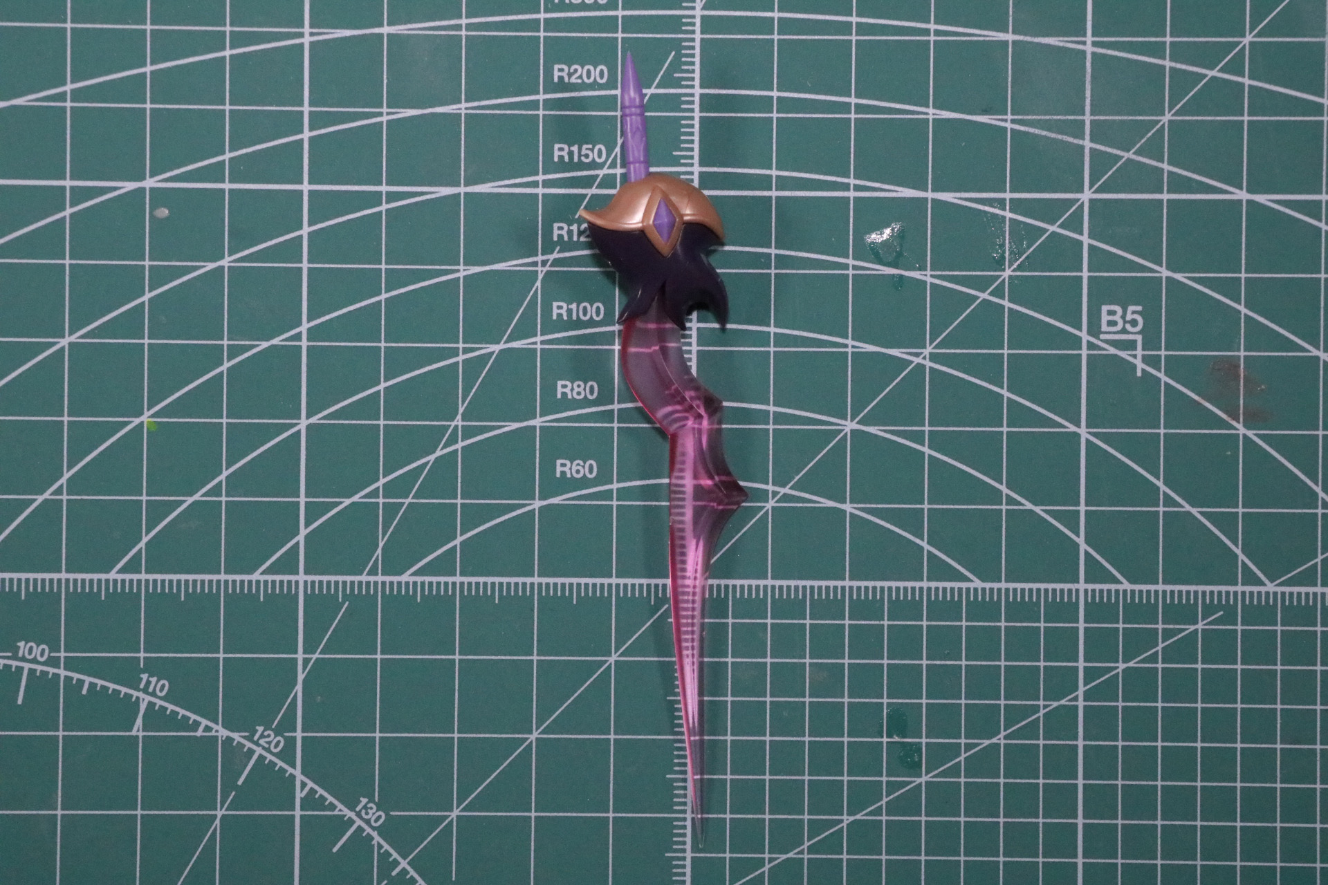 ソードはクリアピンクの剣身に丸みのある柄のパーツで構成されている。こちらは大サイズ