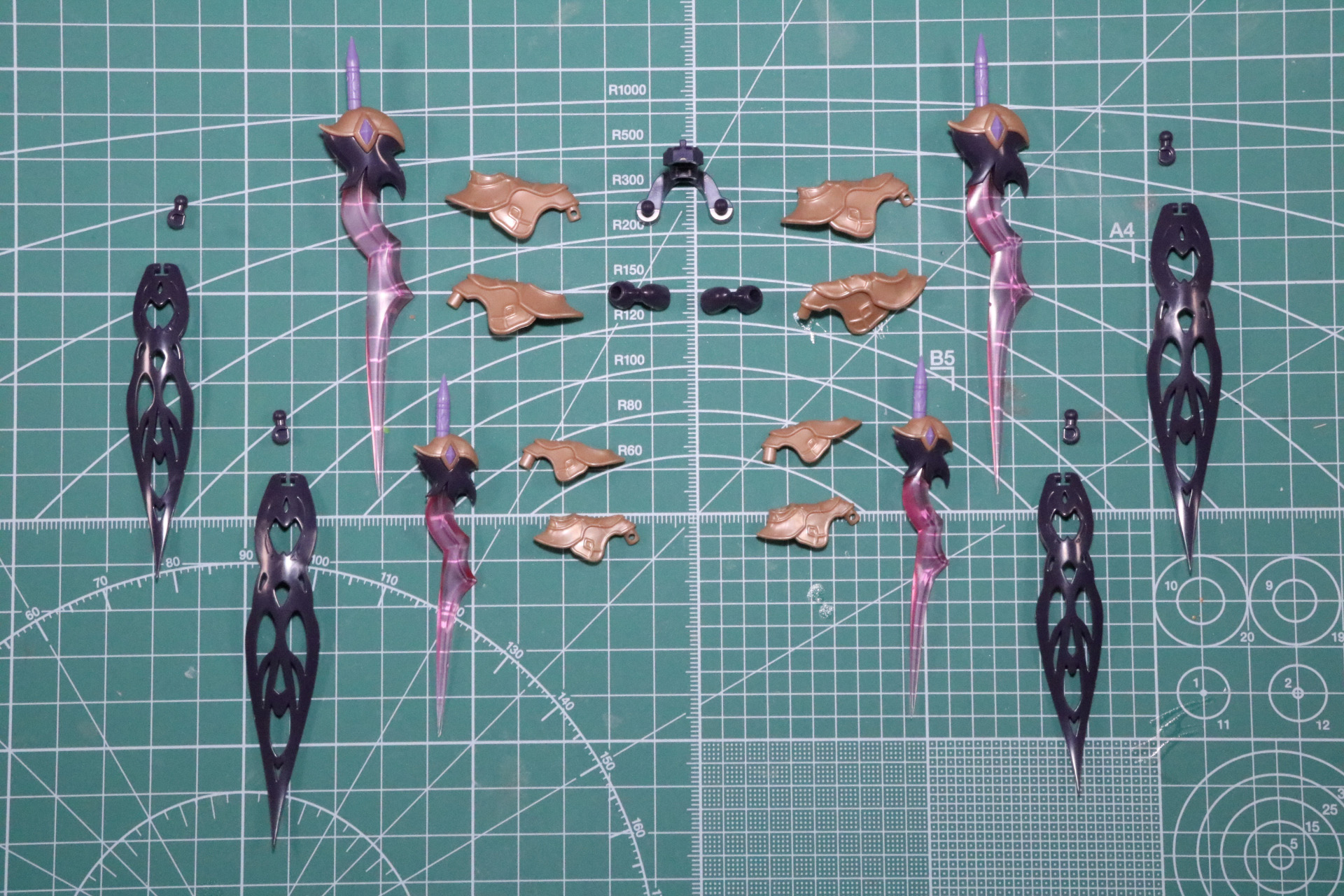 背部武装の組み立て。ソードに加え、肉抜きで表現された模様が美しい装甲パーツを基部に集約