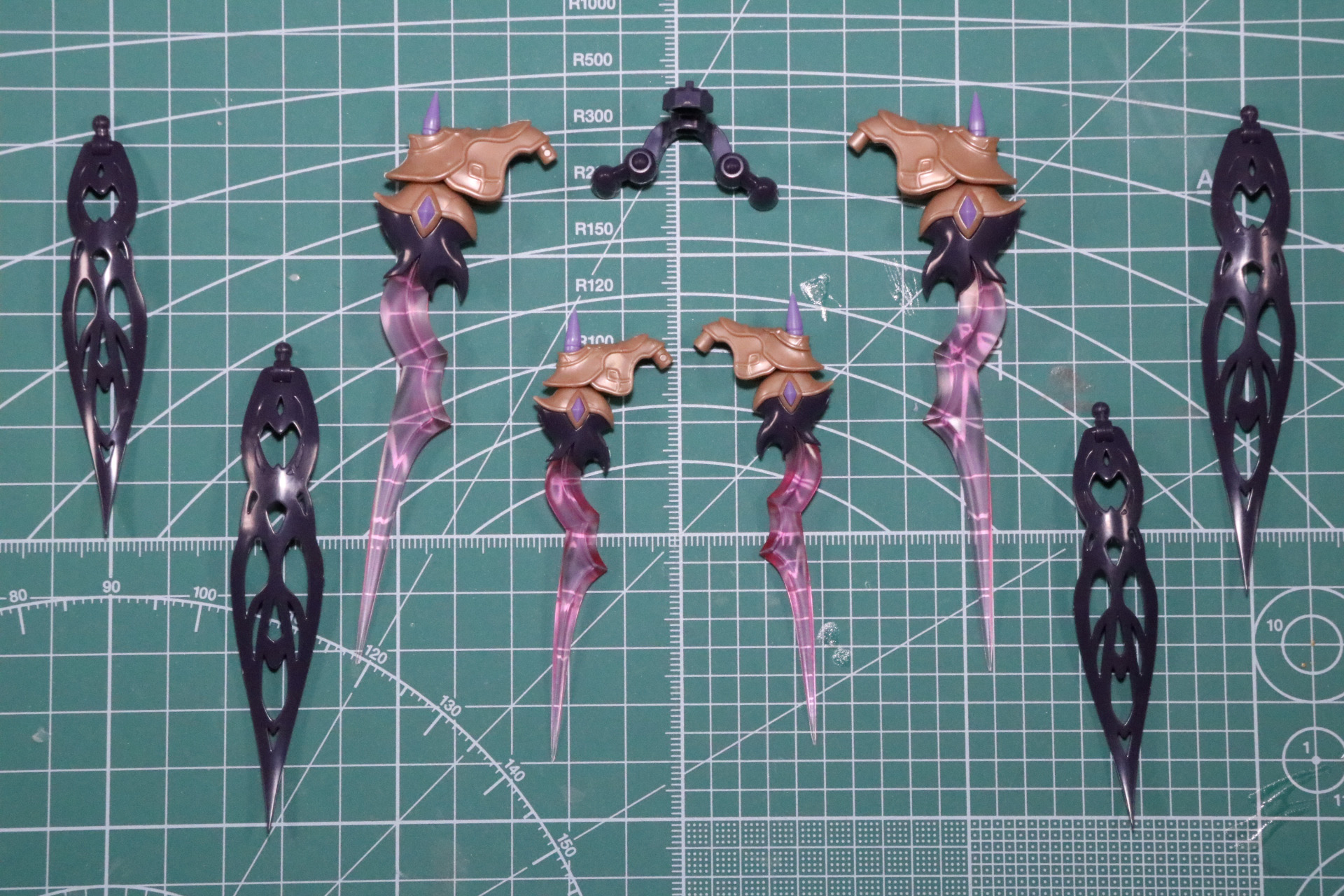 背部武装の組み立て。ソードに加え、肉抜きで表現された模様が美しい装甲パーツを基部に集約