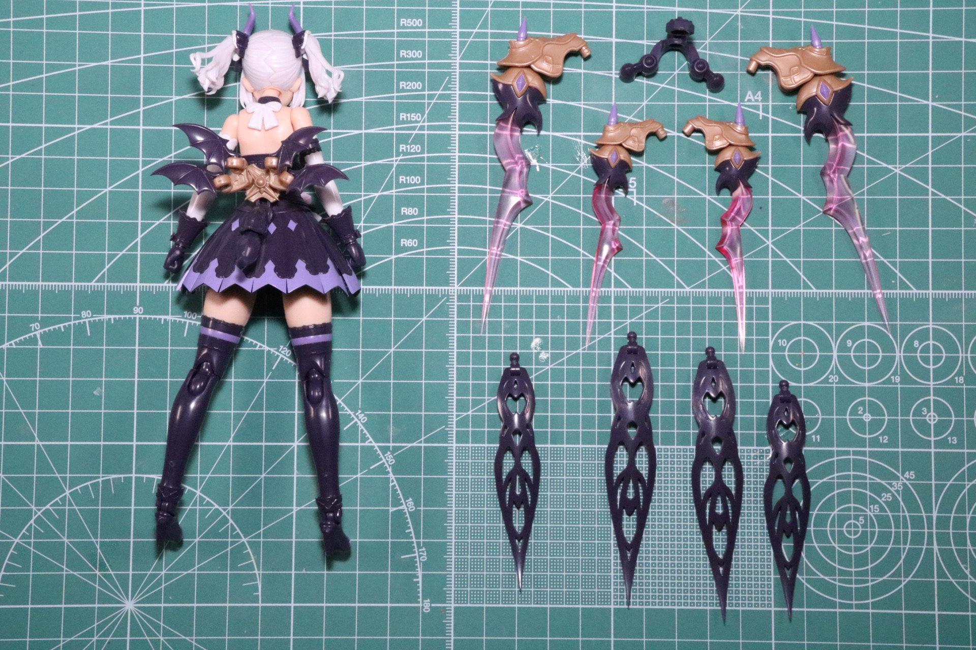 尻尾は新たに節を組み立て。新たに10個の節を追加し、よりダイナミックな造形に