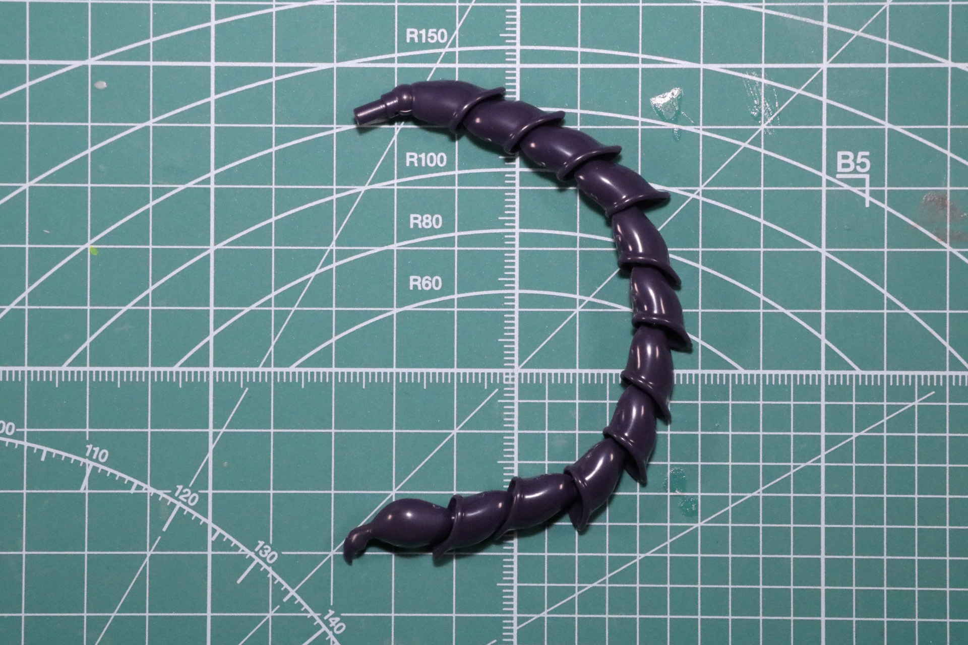 尻尾は新たに節を組み立て。新たに10個の節を追加し、よりダイナミックな造形に