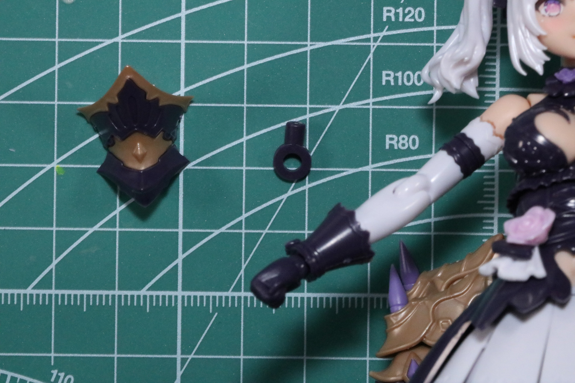 二の腕のパーツを差し替えて、アーマーを装着