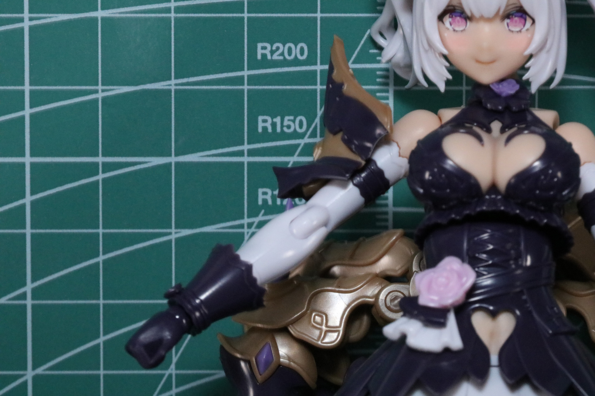 二の腕のパーツを差し替えて、アーマーを装着