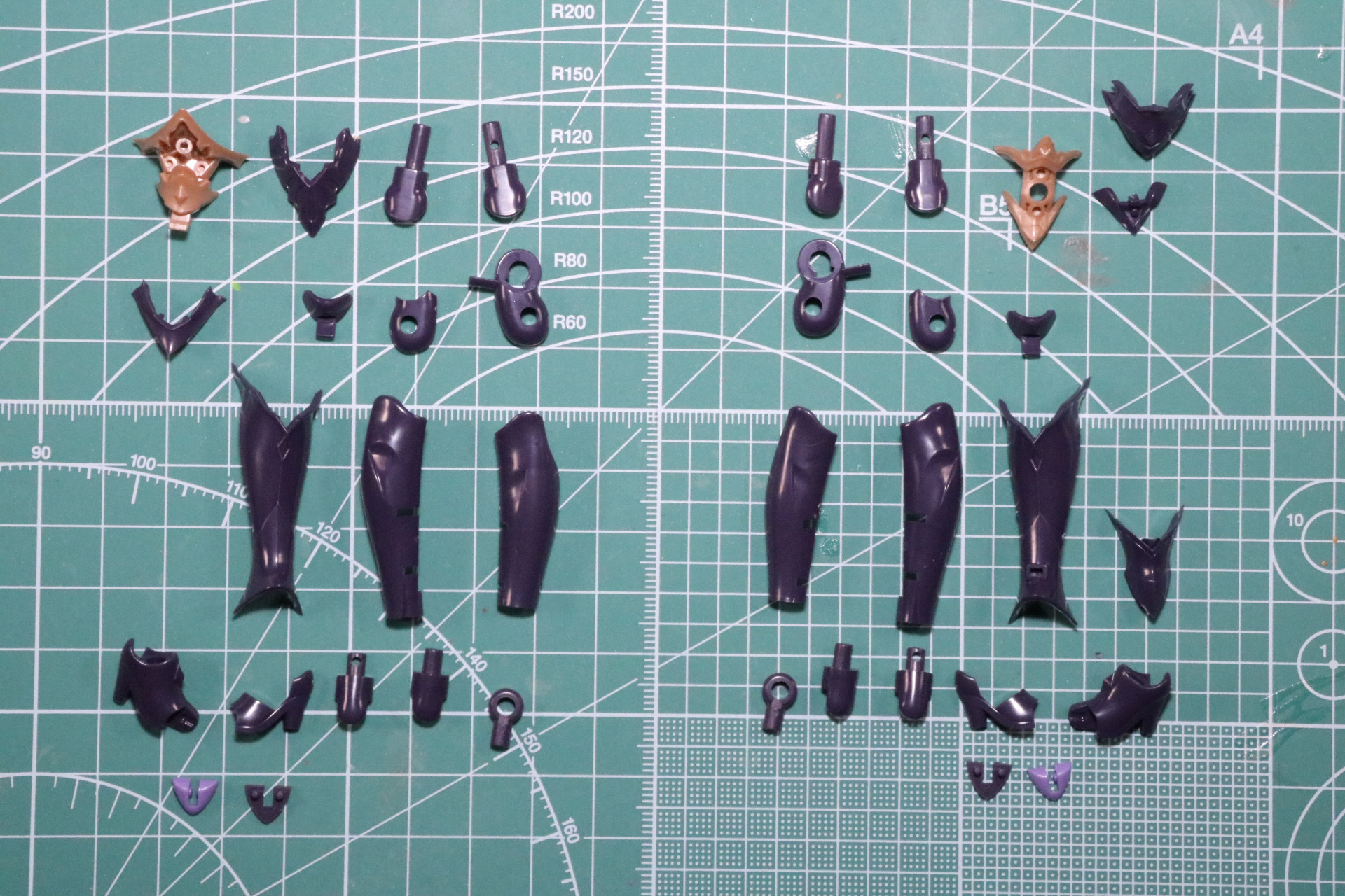 脚部は新たに組み立て。左右非対称のデザインとなっており、鋭さのあるアーマーの存在感が印象的