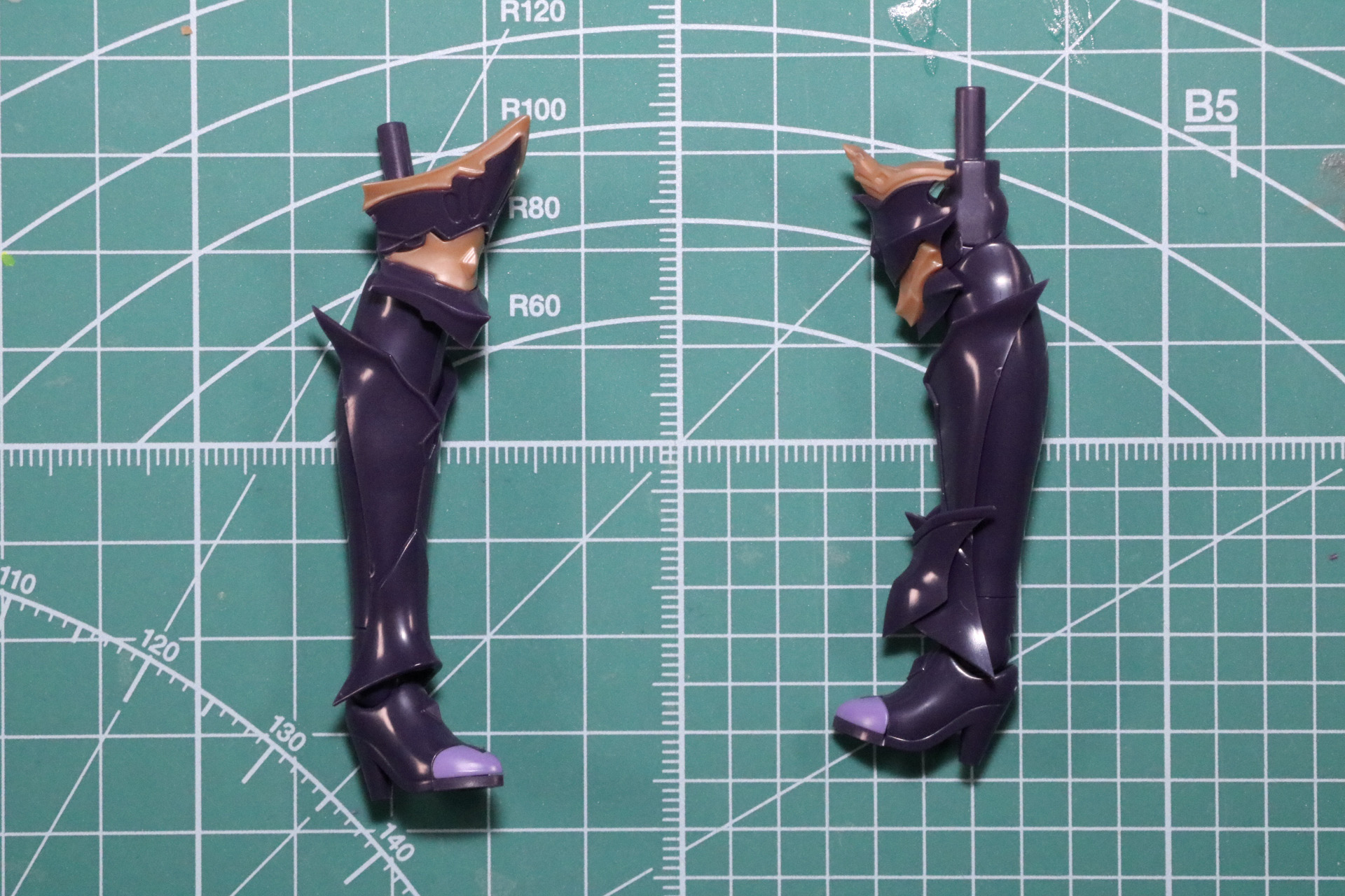 脚部は新たに組み立て。左右非対称のデザインとなっており、鋭さのあるアーマーの存在感が印象的