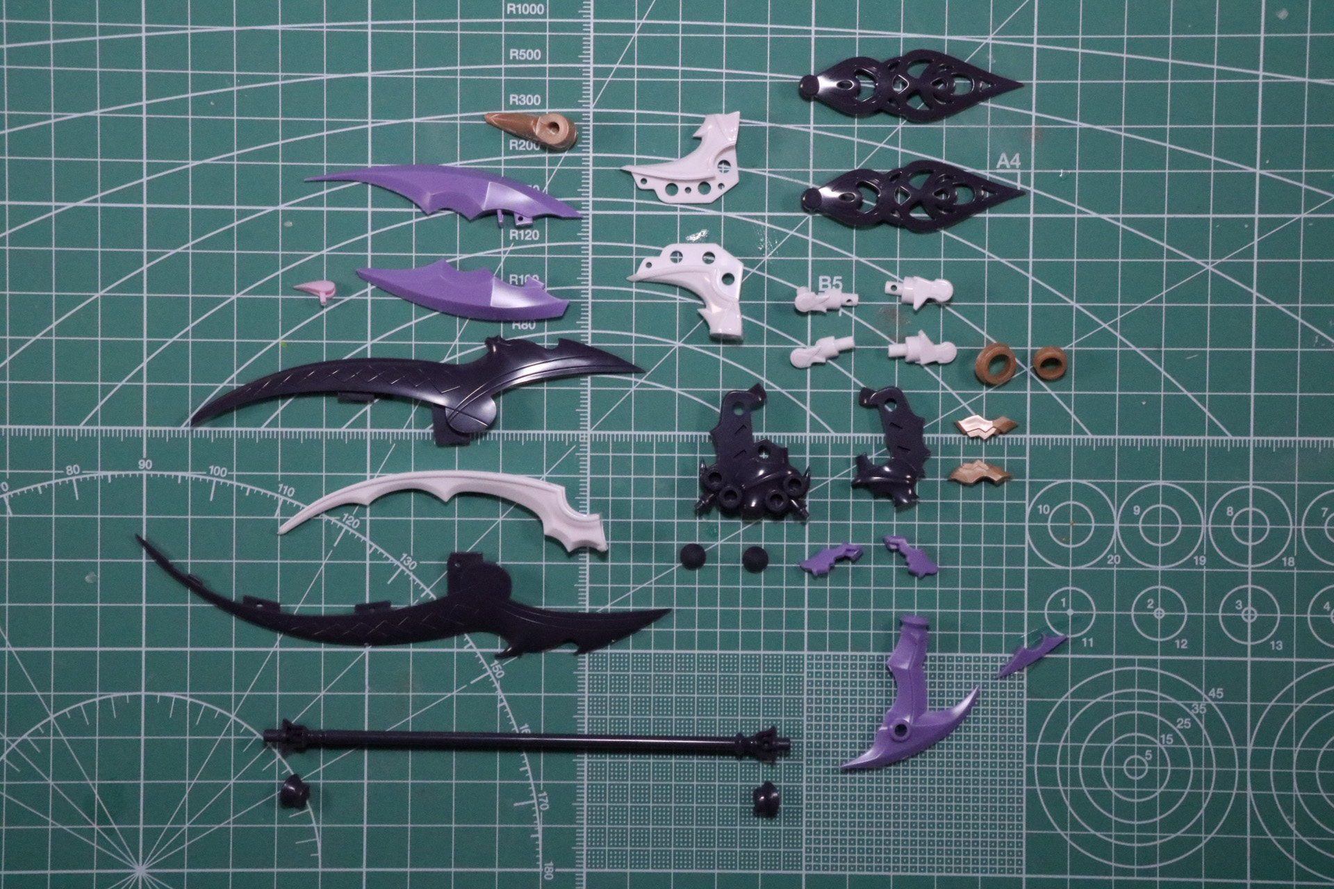 武器の大鎌。巨大な刃に特徴的な装飾が施されている