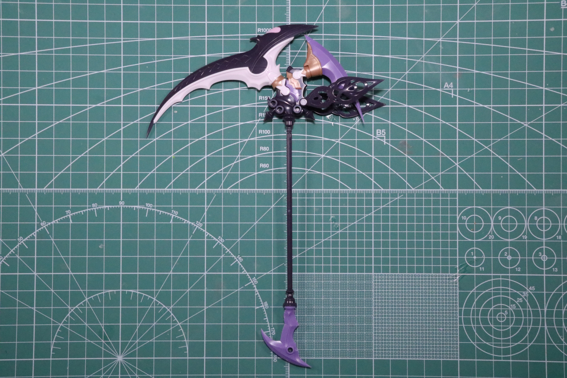 武器の大鎌。巨大な刃に特徴的な装飾が施されている