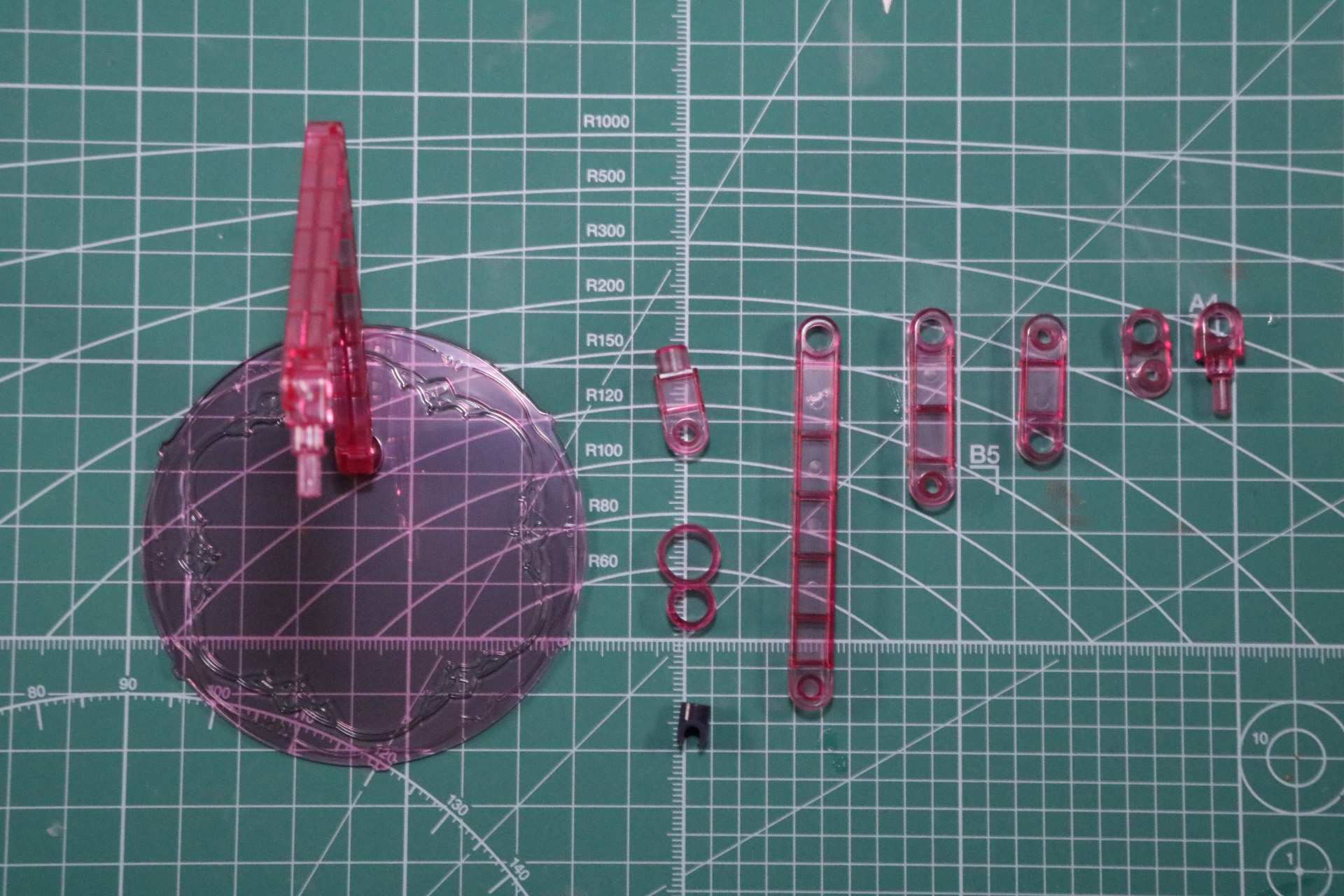 大鎌などのディスプレイを補助するサブアームを展示ディスプレイに追加することもできる