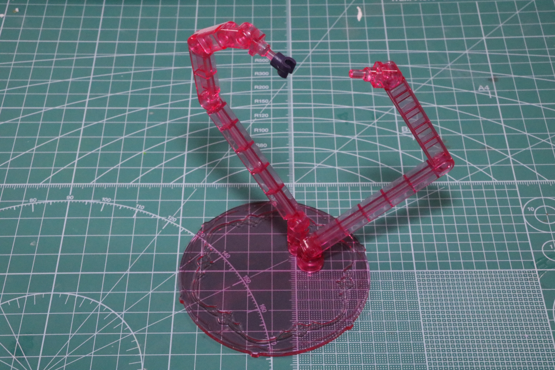 大鎌などのディスプレイを補助するサブアームを展示ディスプレイに追加することもできる