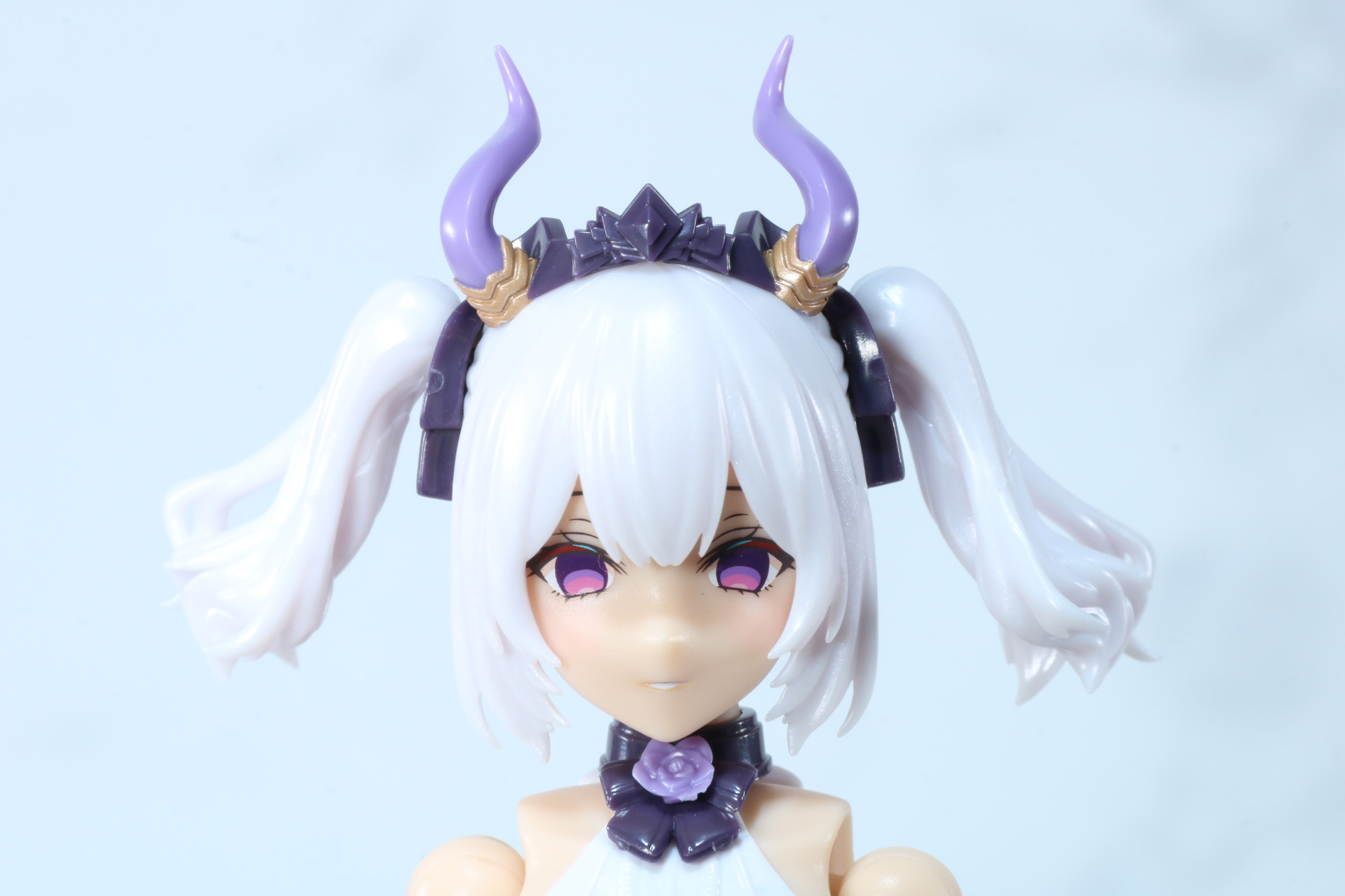 目のハイライトが消え、口元に微笑を浮かべた表情