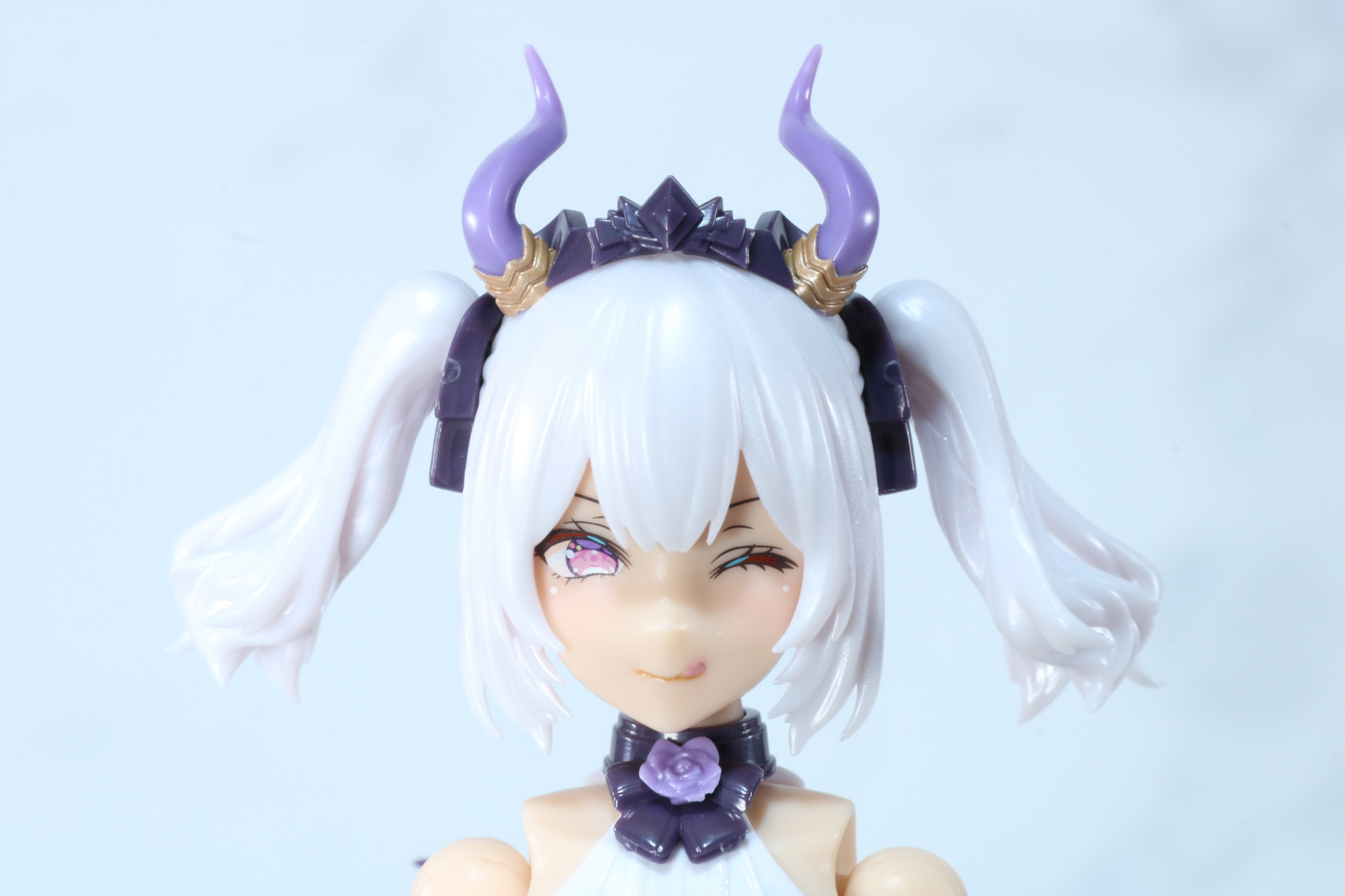 ウィンク顔。口元で舌先が出ている造形も細かく色分けされている