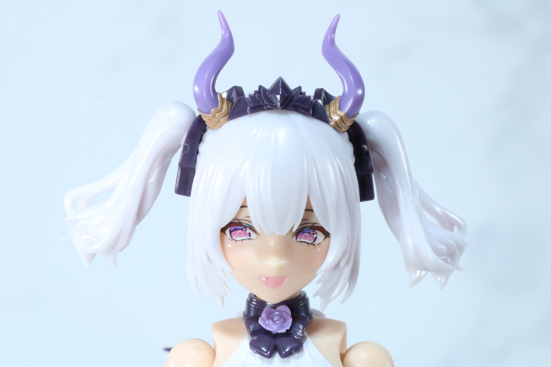 笑顔。やわらかくなった目元や八重歯が見える口元