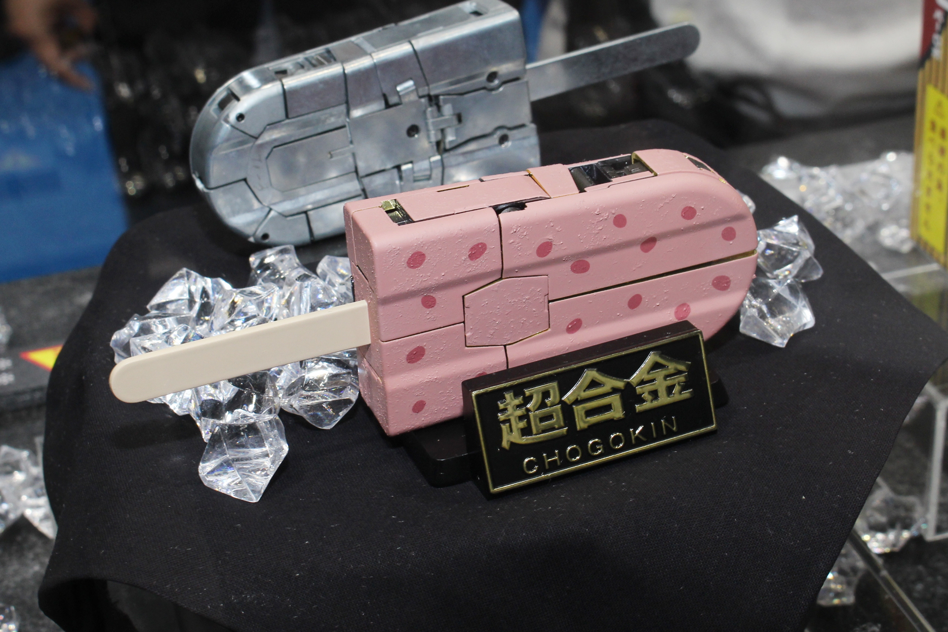 あずきバー形態からロボット形態への変形プロセス