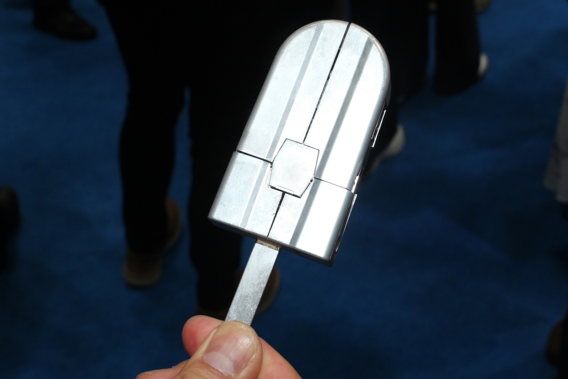 ダイキャストむき出しの試作品のあずきバー形態。箱入りの「BOXあずきバー」の形を模しているようだ