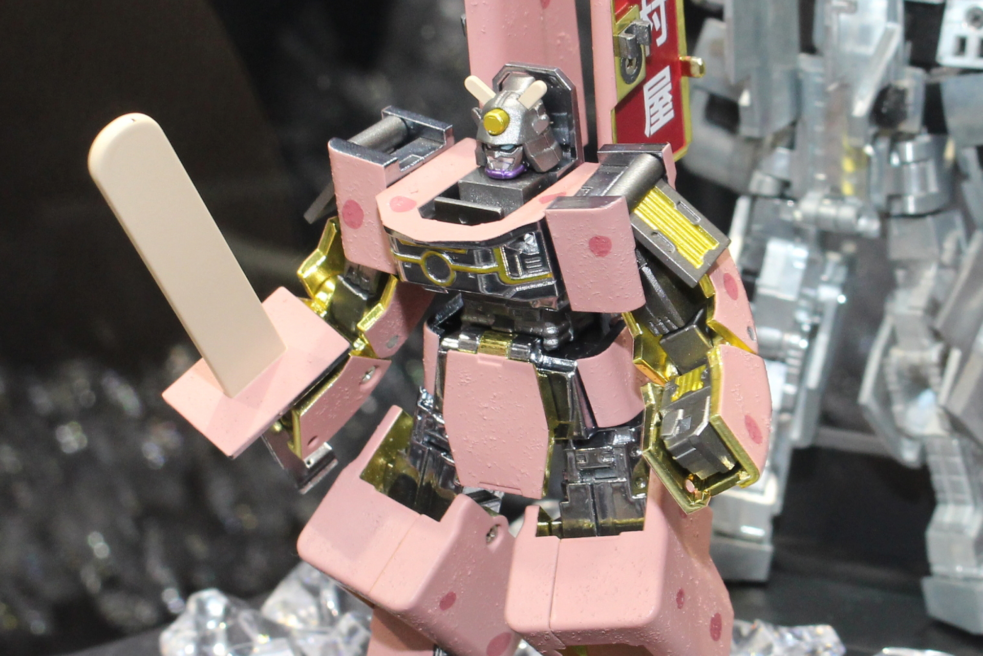 ロボット形態は鎧武者をイメージ。頭部のツノもアイスの棒がイメージで、中央の丸い飾りを押すと左右に展開する