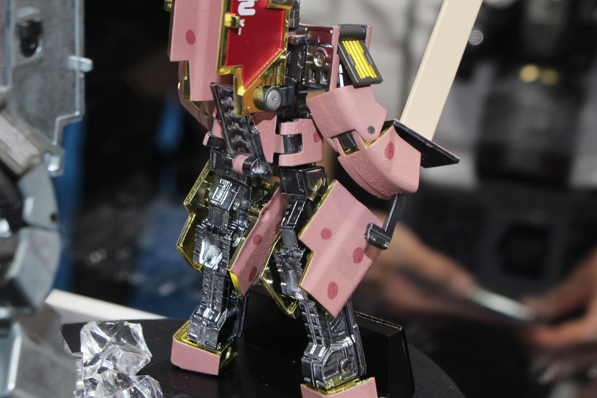 バックショットはメッキが施されたパーツが輝く