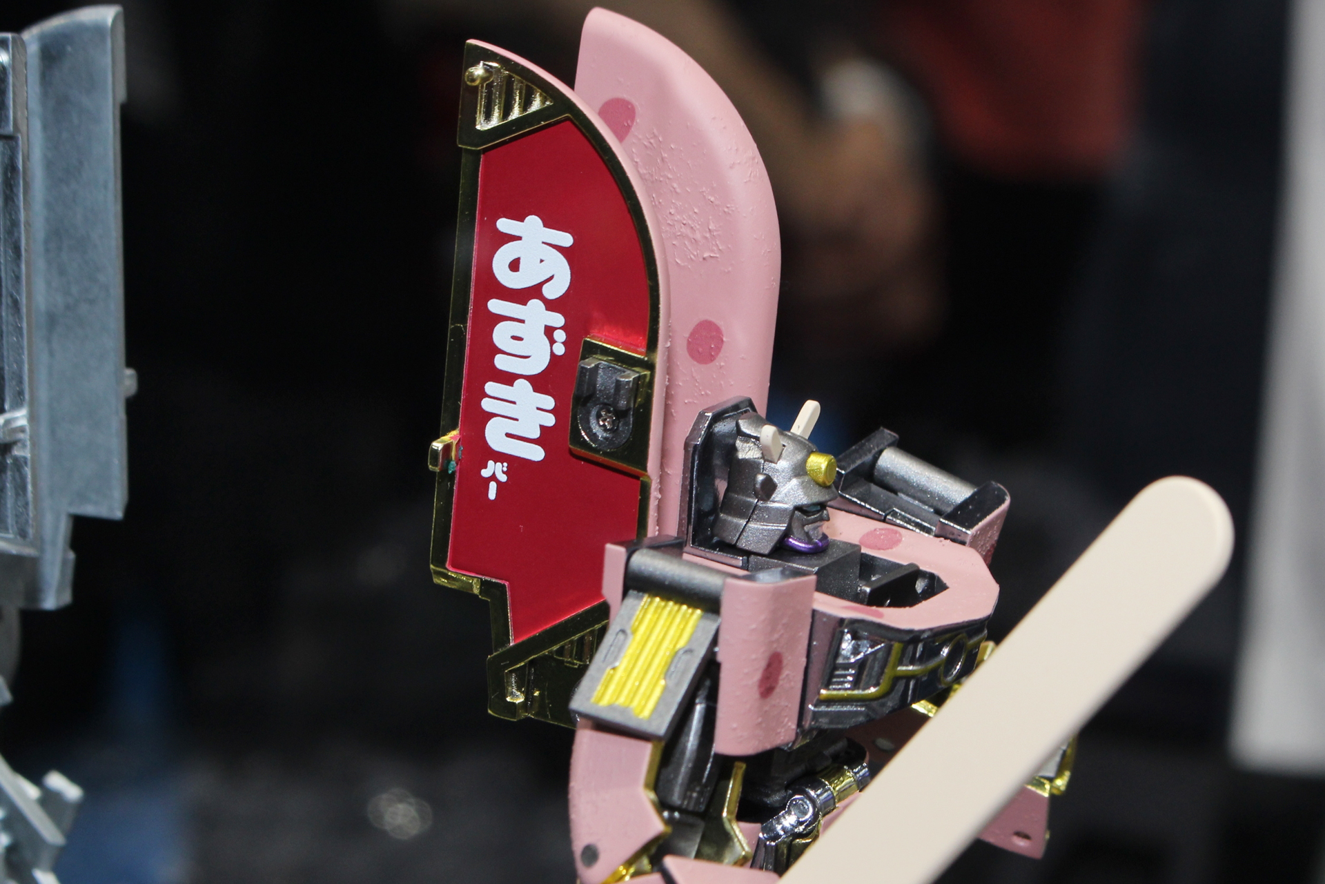 ロボットの背中に掲げられたあずき色とゴールドの旗印