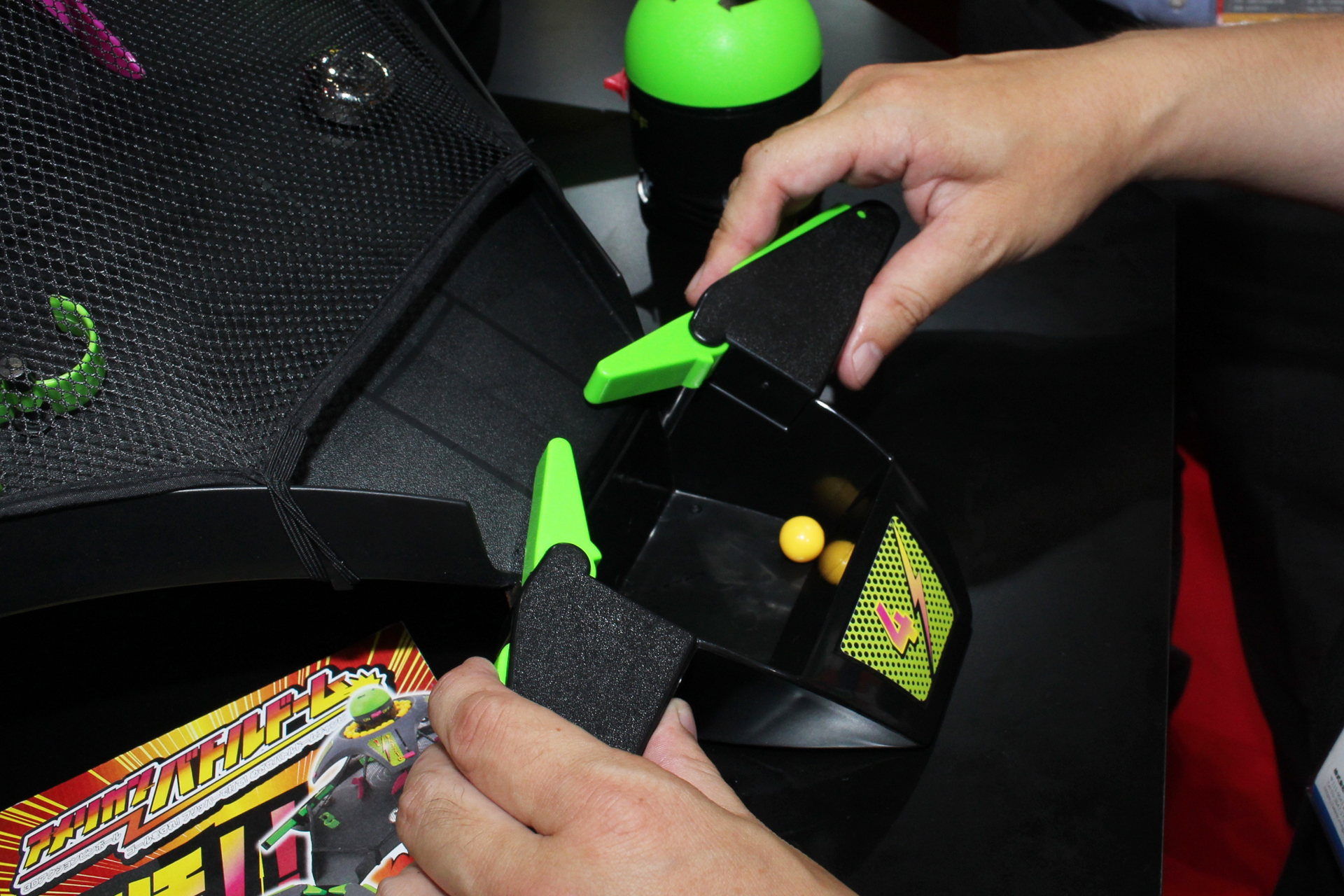 ピンボールなどと同じ仕組みのフリッパー。グリップを握ると跳ね上がり、ボールをはじき返せる