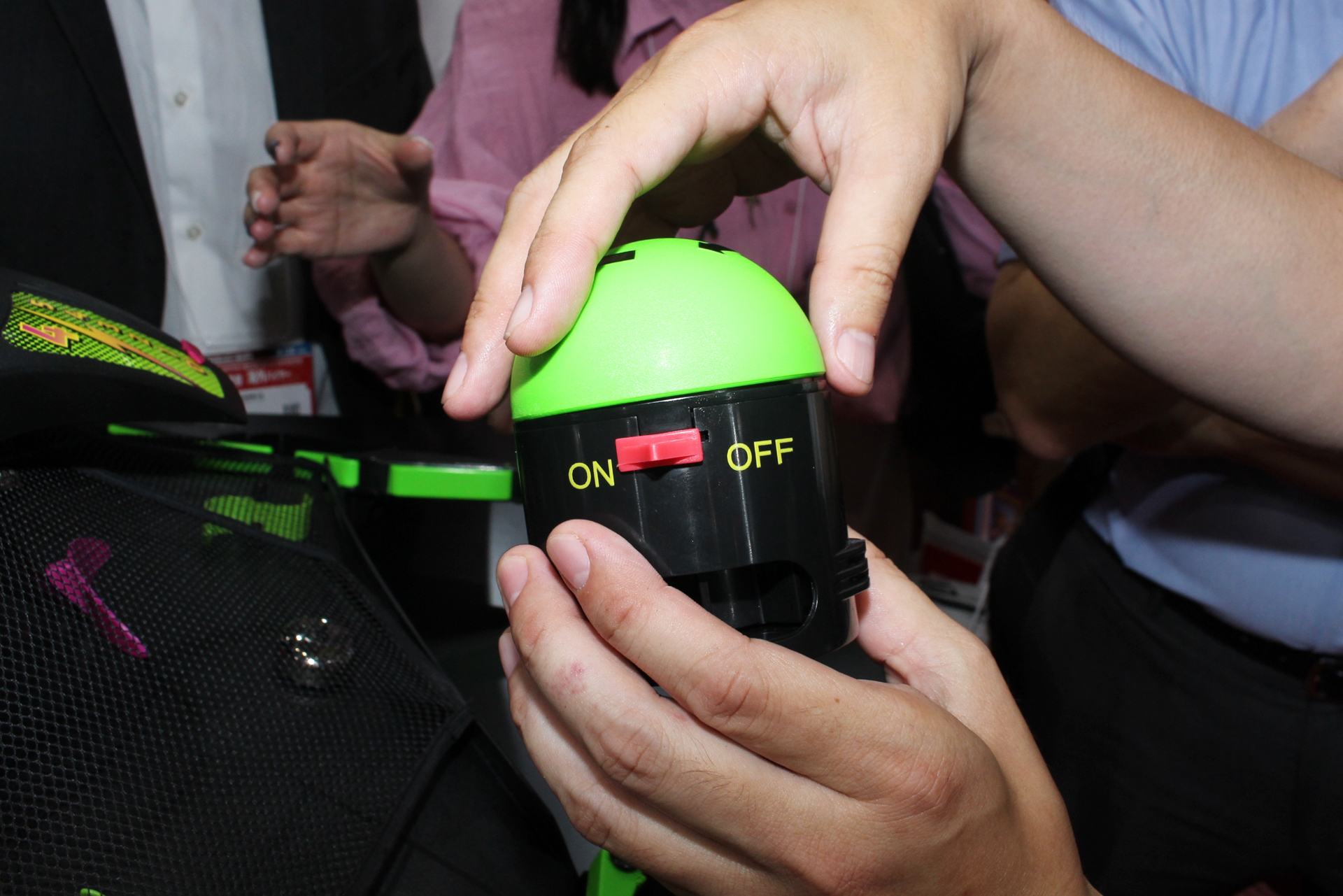 先端の半球を回すとゼンマイが巻かれ、一杯まで巻いた後に本体に取り付けて、スイッチをONにするとボールがドーム内にランダムに落とされていく