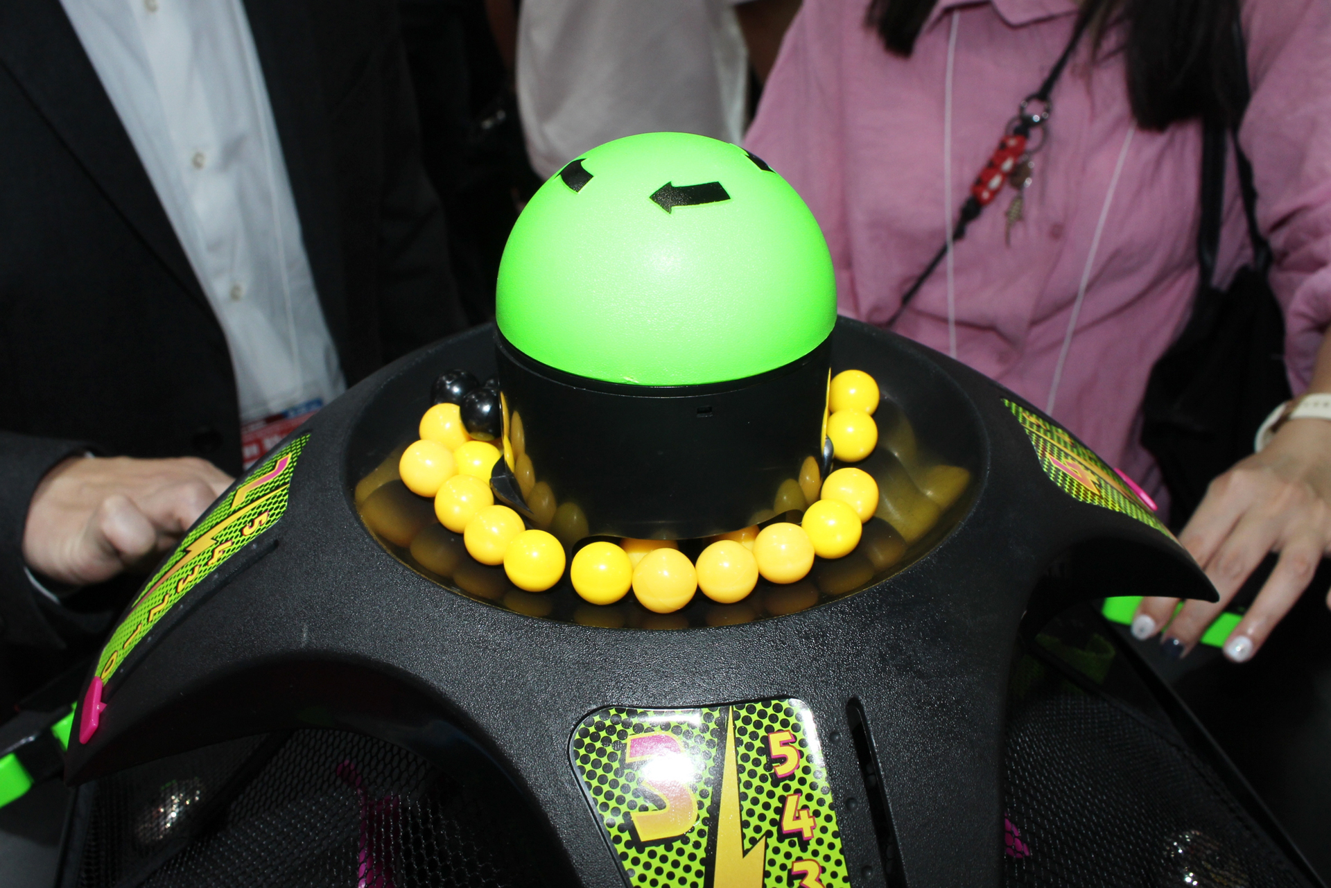 先端の半球を回すとゼンマイが巻かれ、一杯まで巻いた後に本体に取り付けて、スイッチをONにするとボールがドーム内にランダムに落とされていく