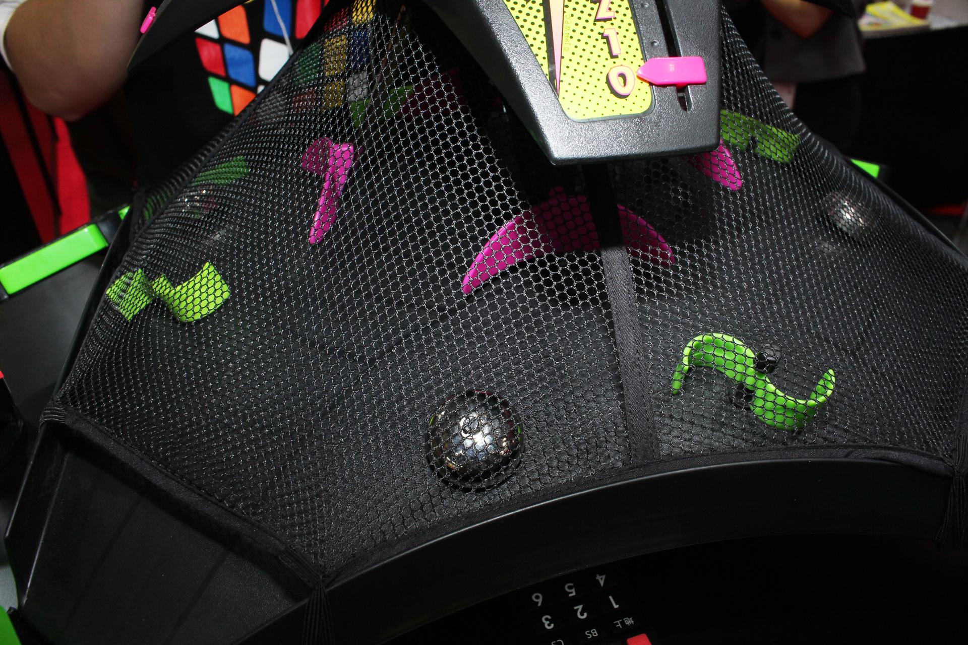 ドームの上側にはネットが張られていて、ボールが飛び出ないようになっている。ドーム内のギミックにボールがぶつかると不規則に動く