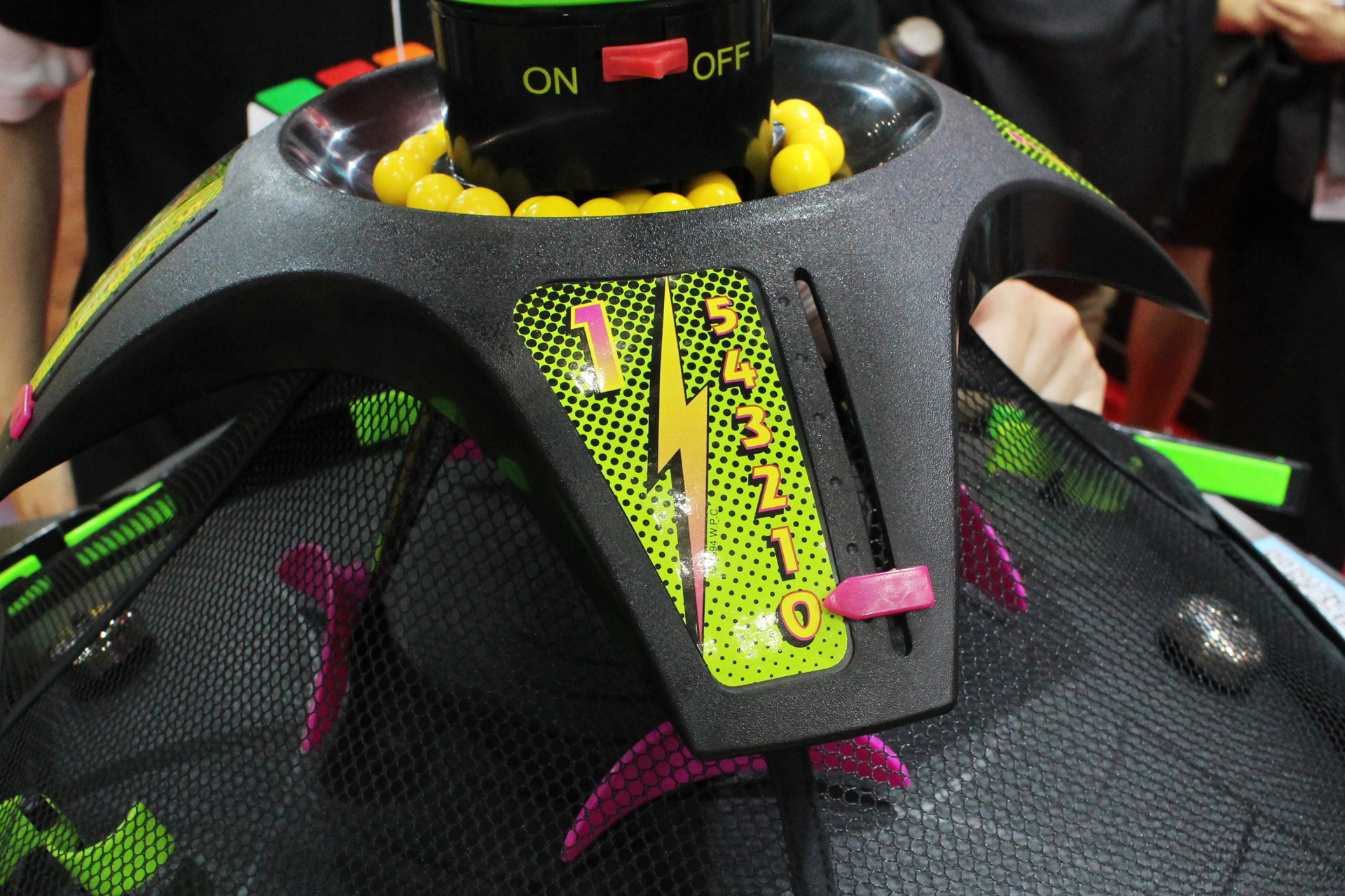 プレイヤーの勝利数を表すカウンターも手動で動かすアナログな仕様だ