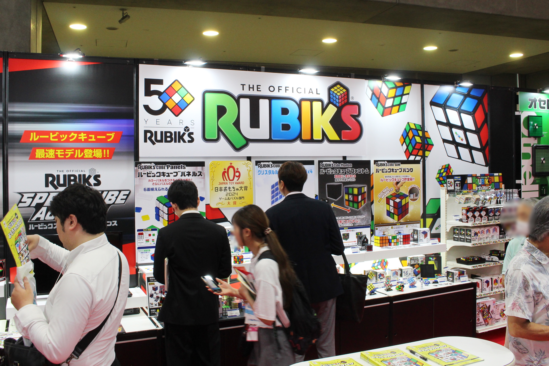 メガハウスの「ルービックキューブ50周年プロジェクト」展示コーナー