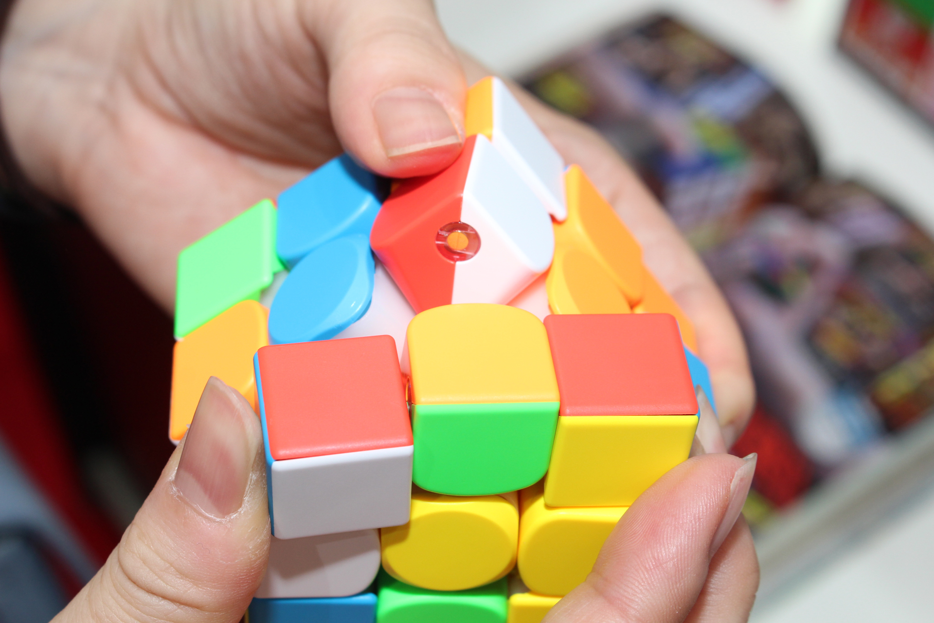 コーナーキューブの内側に見えるのがマグネット。キューブの色もシールではなく、成形色で表現されている