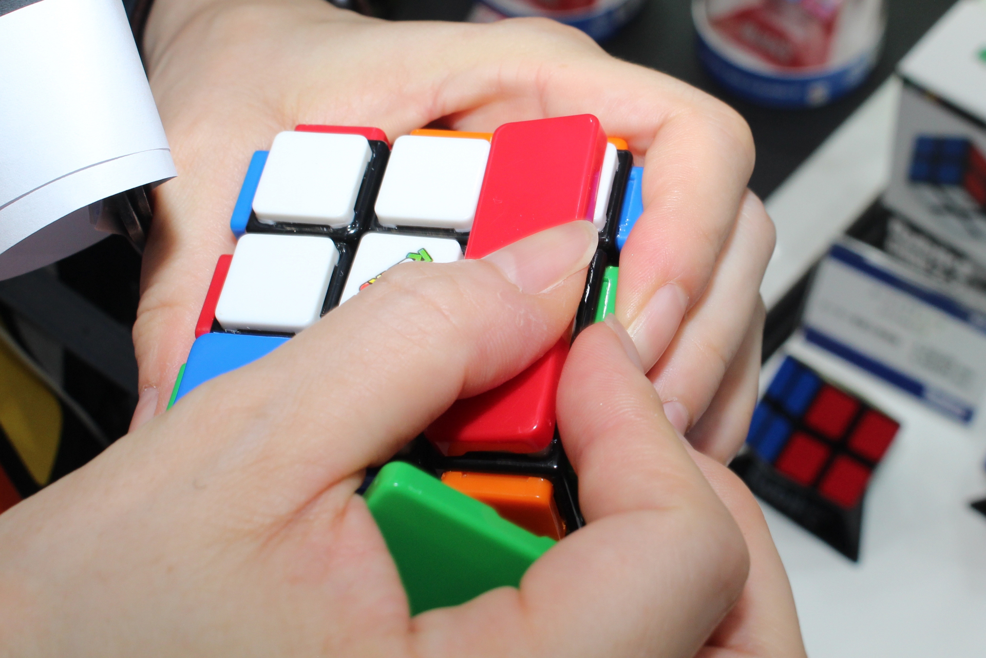 本体の立体的に造形されたパネルの上に、カラーパネルをはめ込んで、新たなパターンを構築できる