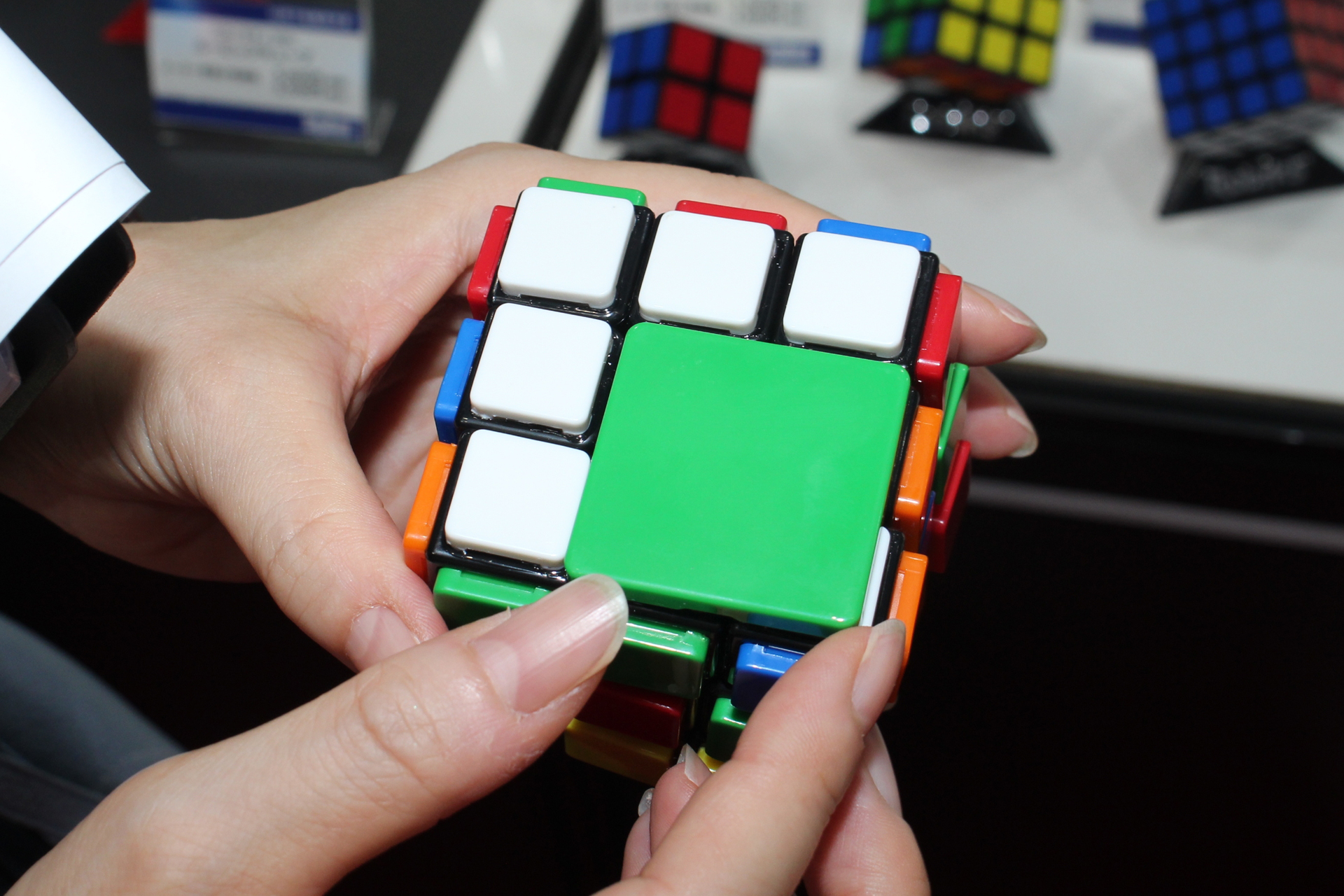 2×2のパネルは1枚で2軸が回らなくなってしまう。6面揃えた状態ではめ込んで、色を崩してから正解を導き出すのだ