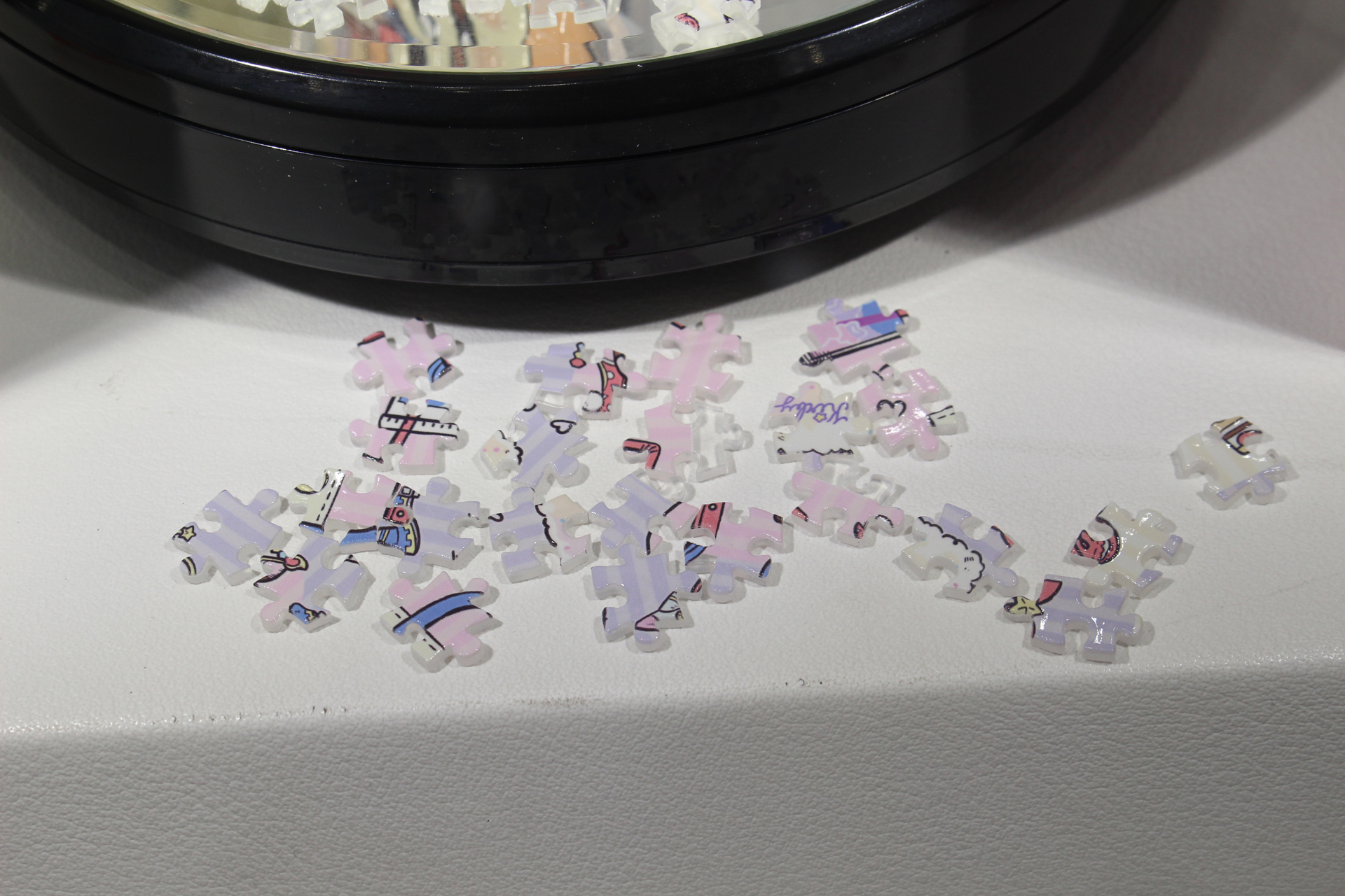 ピースは1cmほどの大きさで、紙のジグソーパズルと同様、表面にコーティングと角を落とした加工が施されている