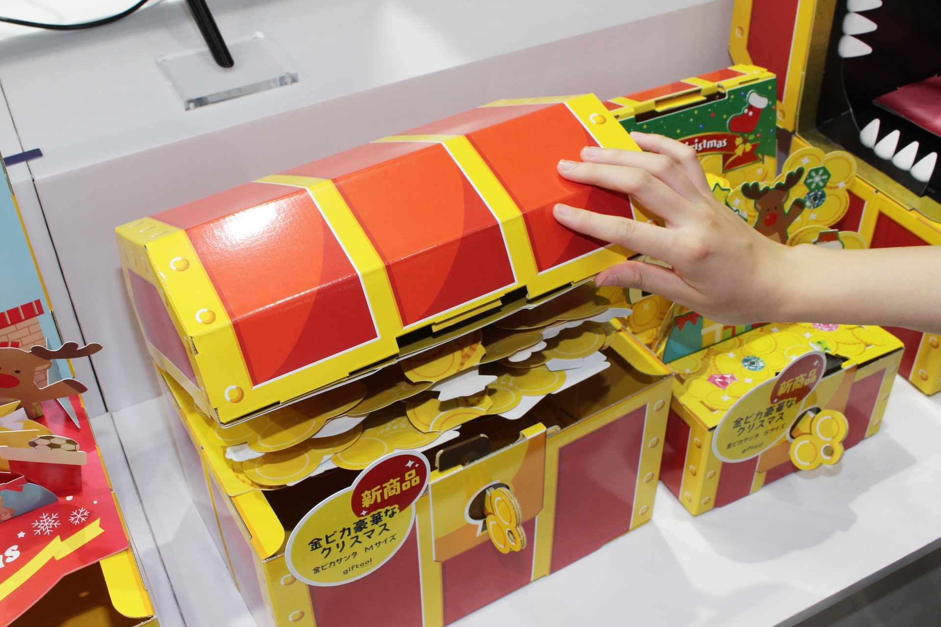 宝箱を開けると飛び出す絵本のように中身が飛び出してくる